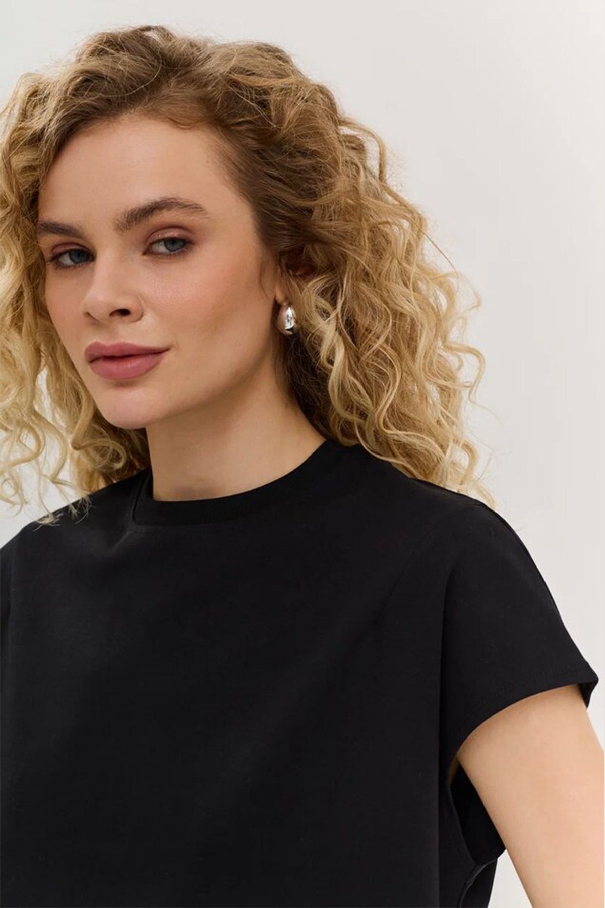 Классическая футболка из 100% хлопка в чёрном цвете, 42р