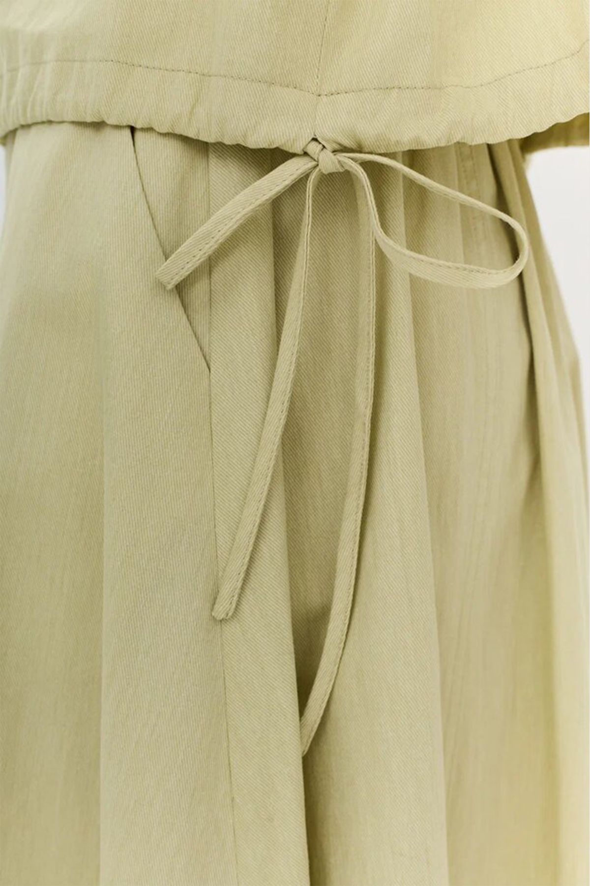 Укороченная блузка зелёного цвета с контрастными пуговицами, 44р