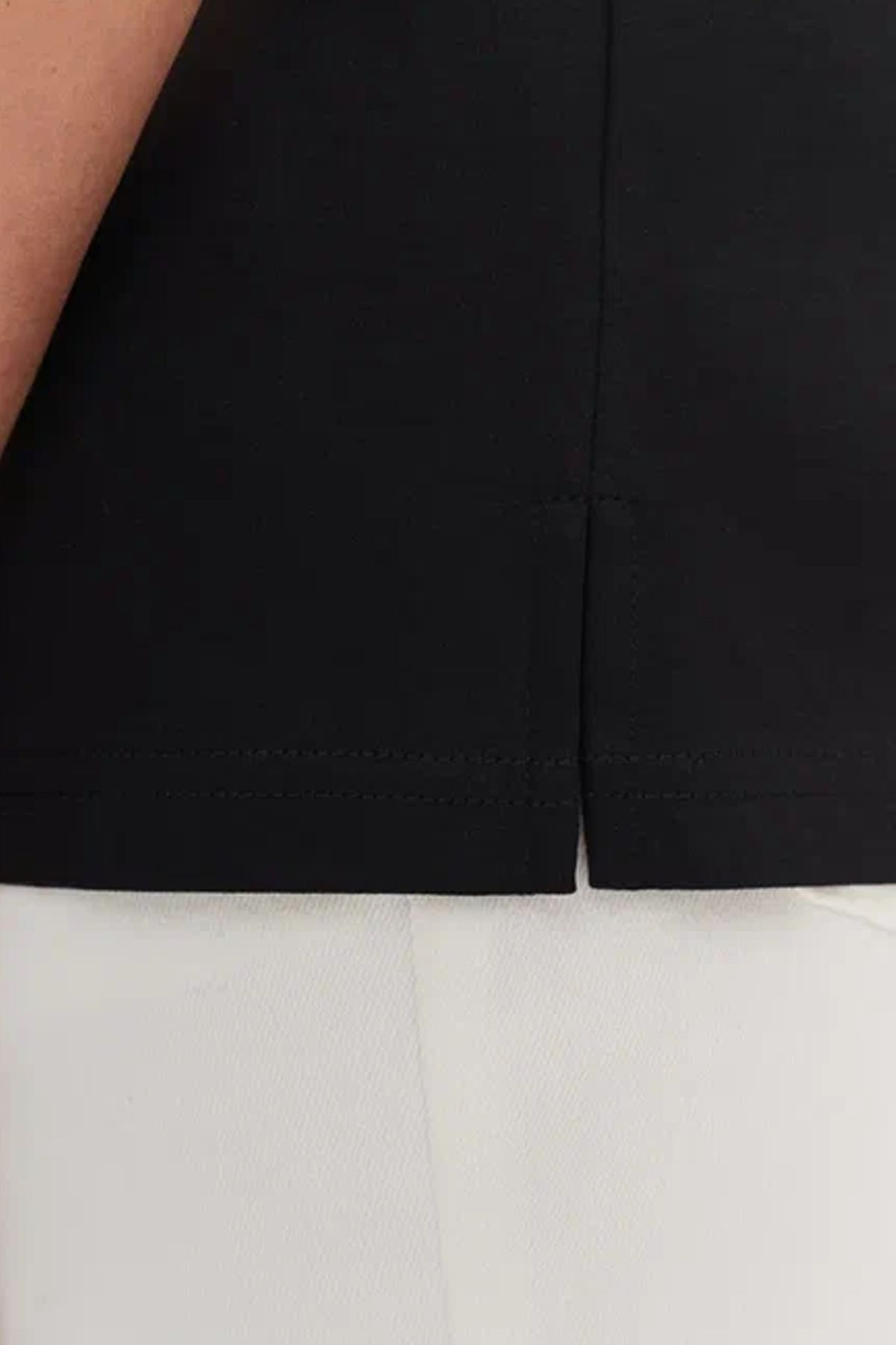 Футболка чёрного цвета с объёмной аппликацией и надписью, 52р