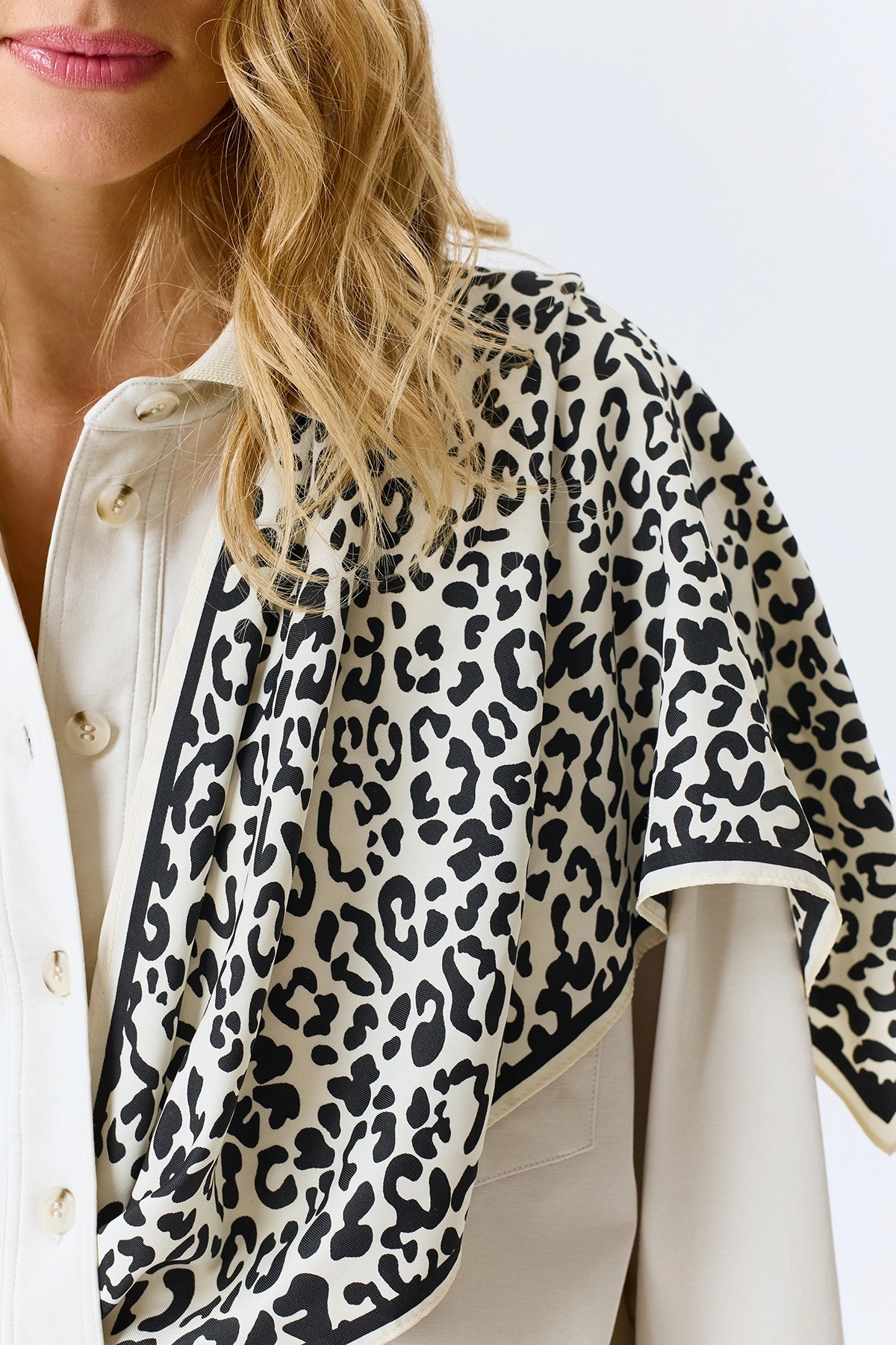 Тонкая косынка с анималистичным принтом, One