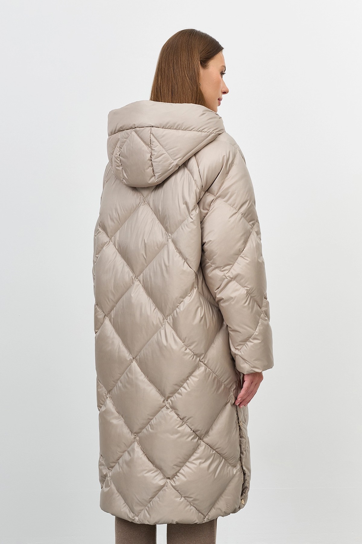 Пуховое пальто из фактурной ткани, 44