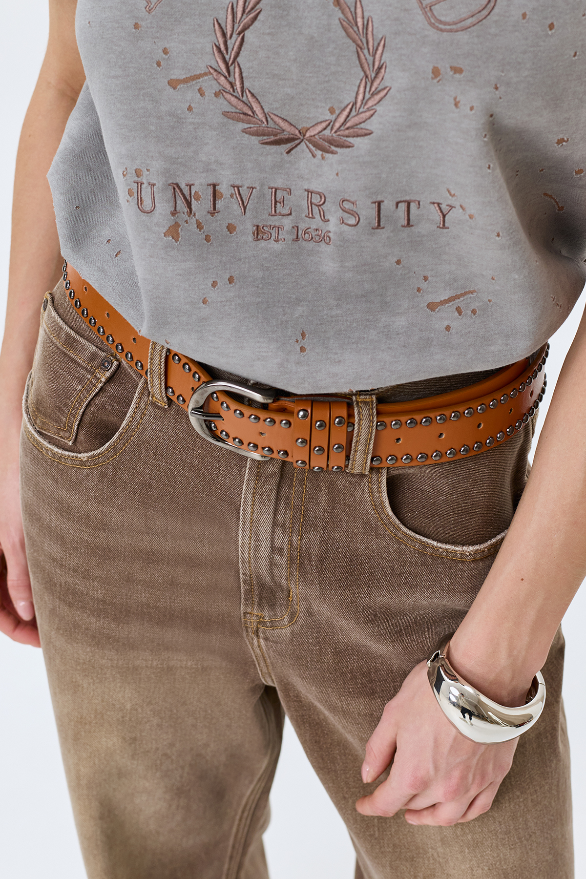 Широкий ремень с декоративными заклепками, S