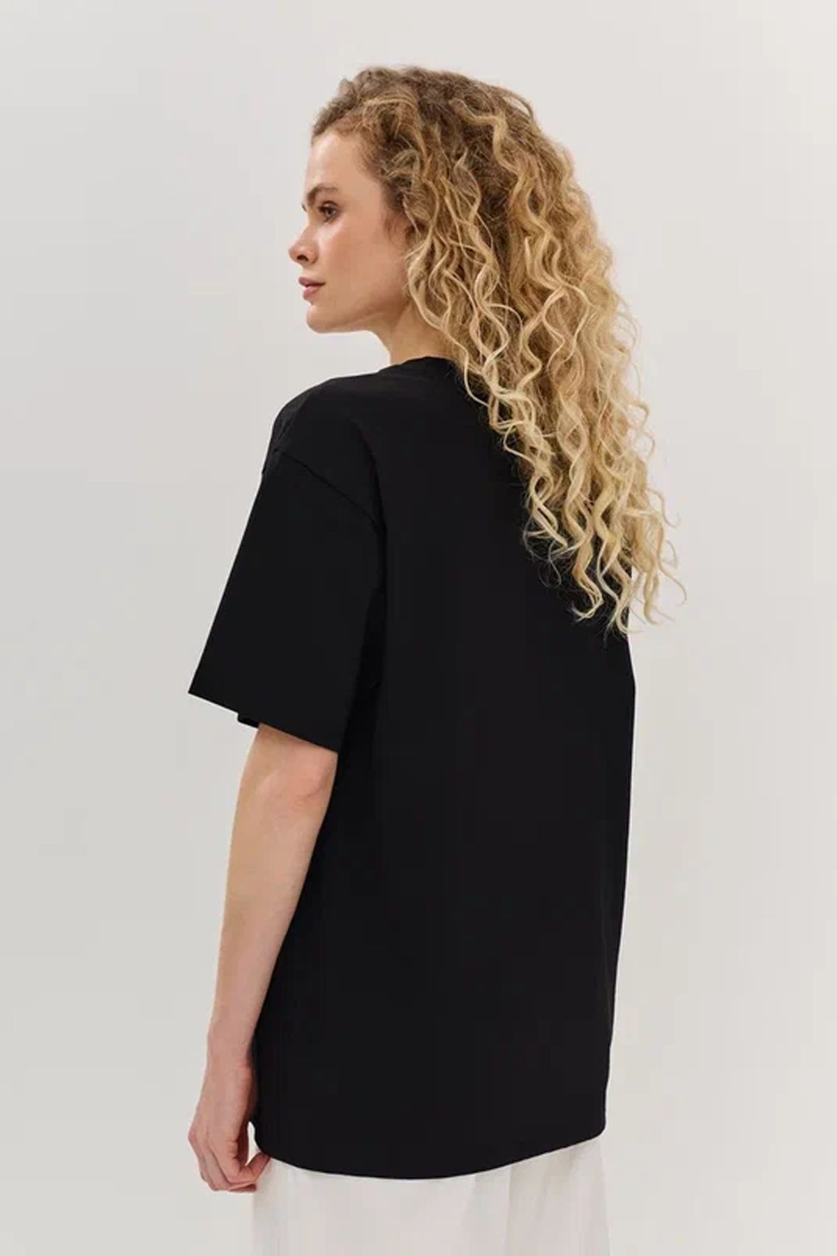 Чёрная футболка с комбинированным принтом, 48р