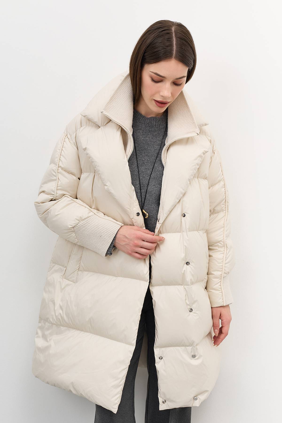 Лимитированная серия белый пуховик на запах с трикотажной манишкой и палантин, 42