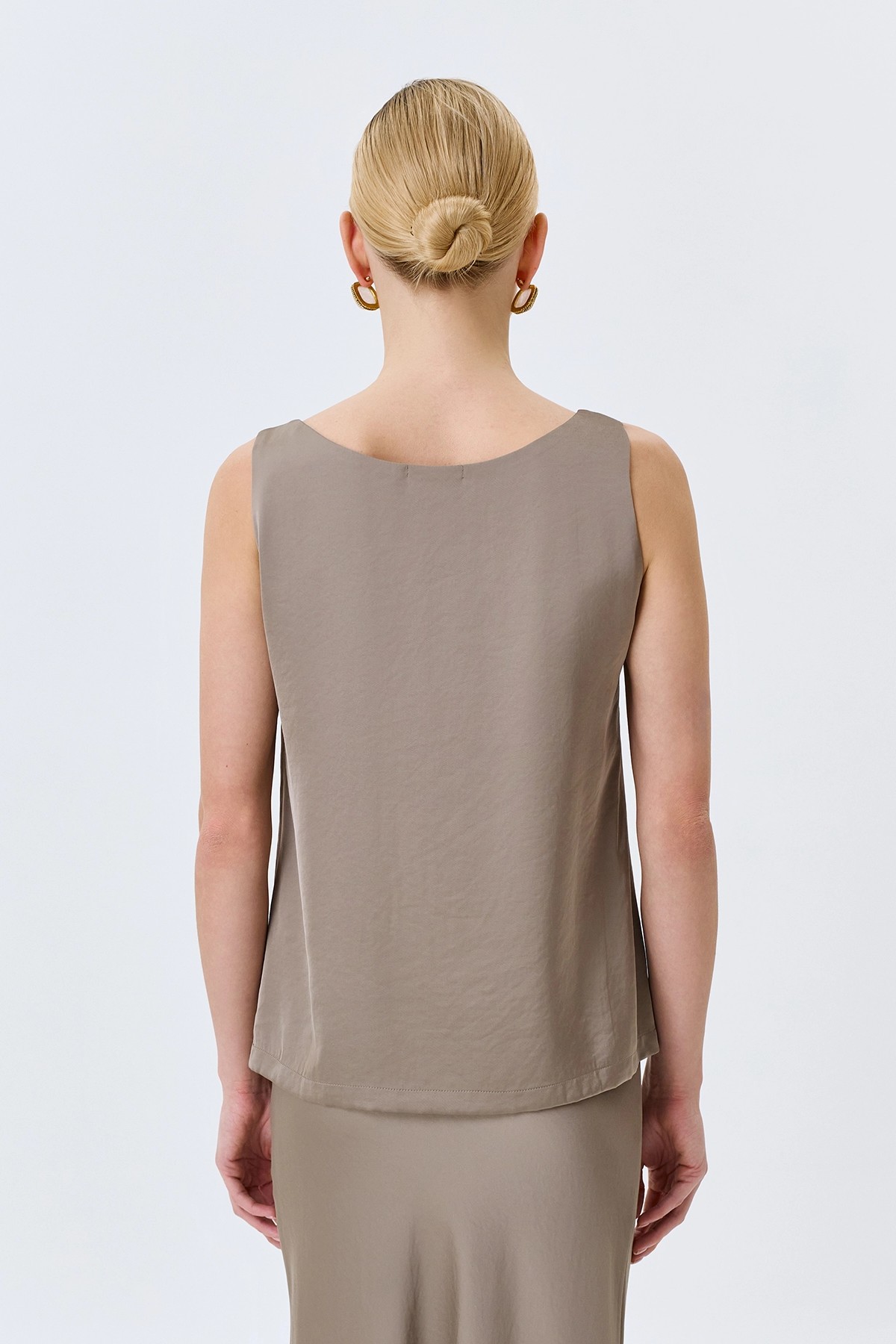 Свободный сатиновый топ в цвете кофе, 52