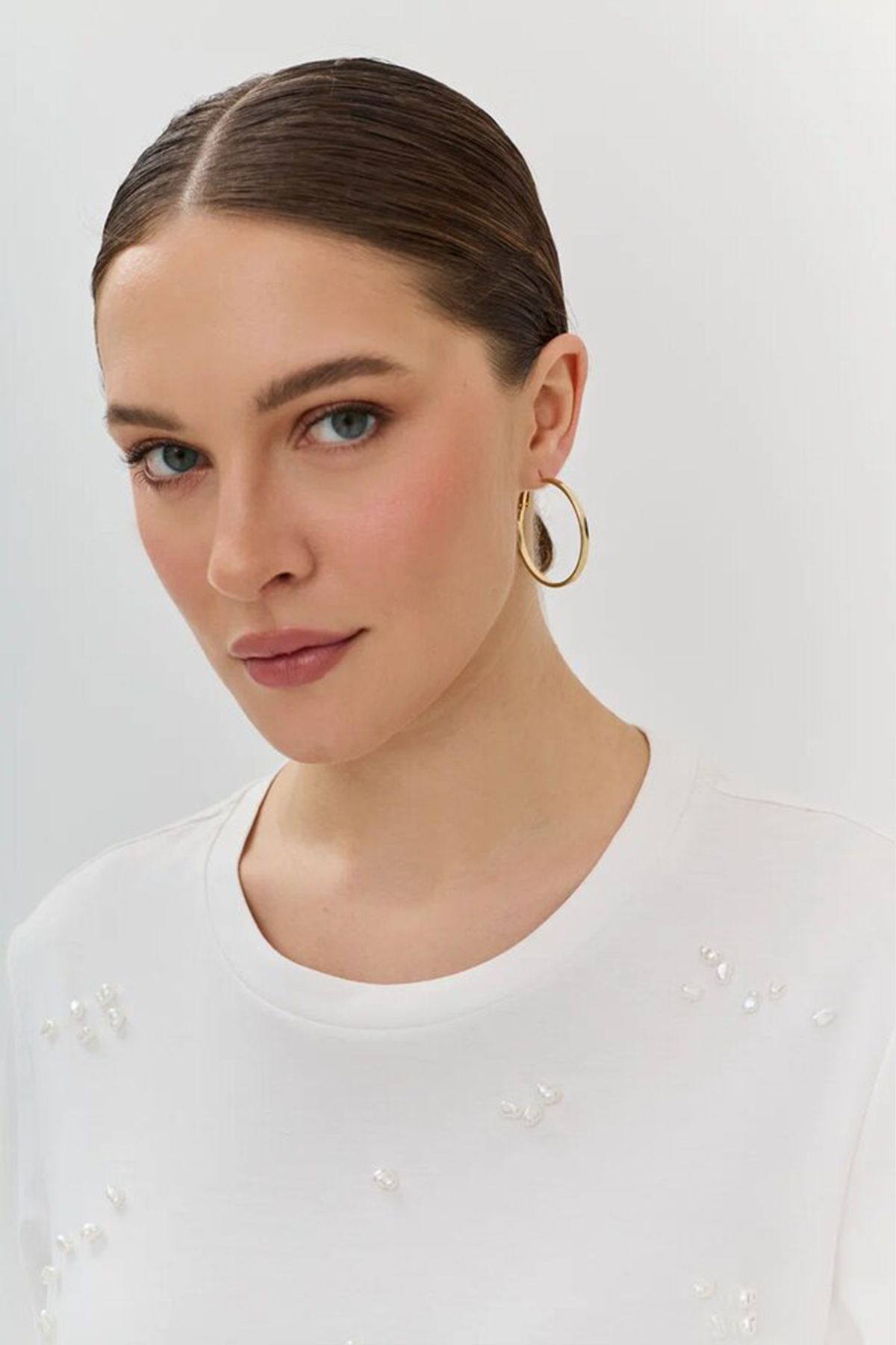 Футболка белого цвета с декоративными бусинами, 42р