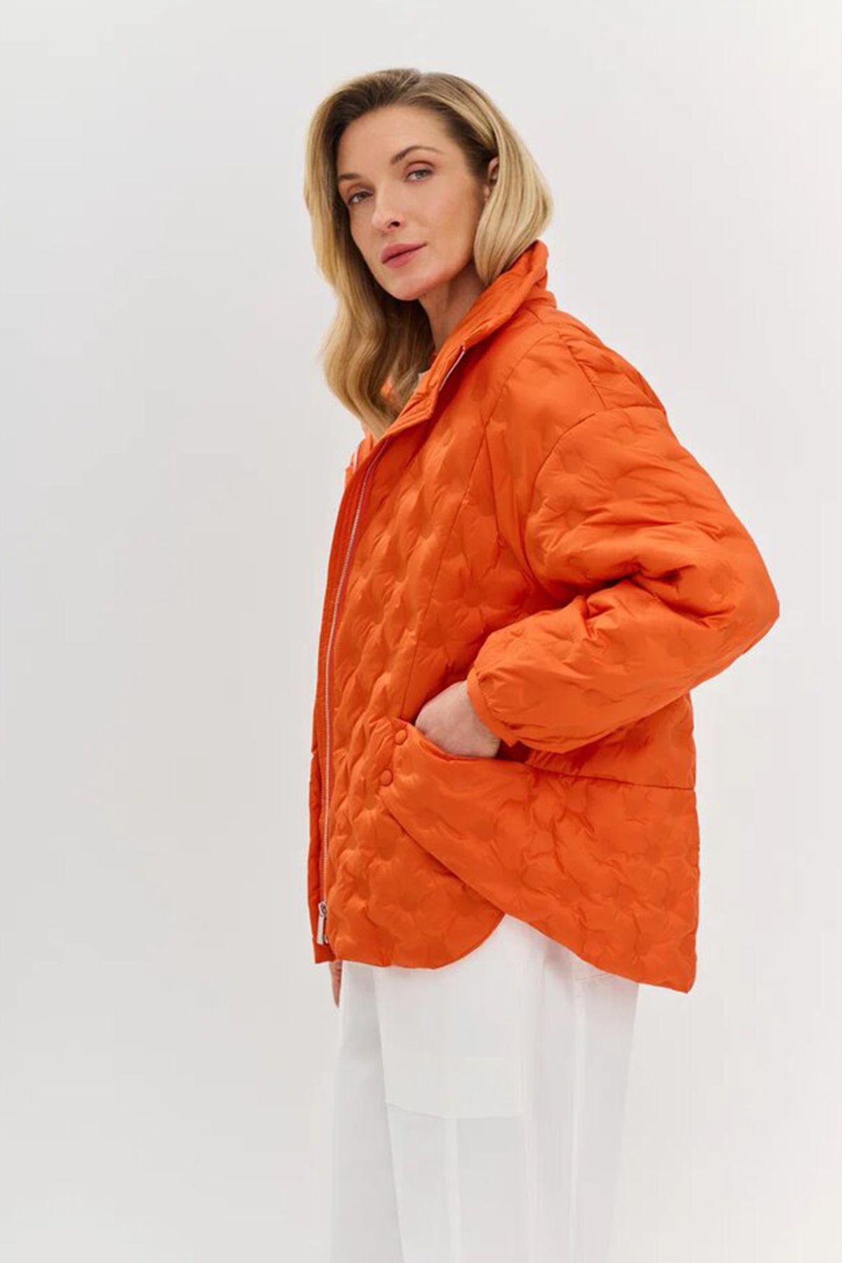 Стильная куртка oversize на натуральном утеплителе с фантазийной стежкой в оранжевом цвете, 48р