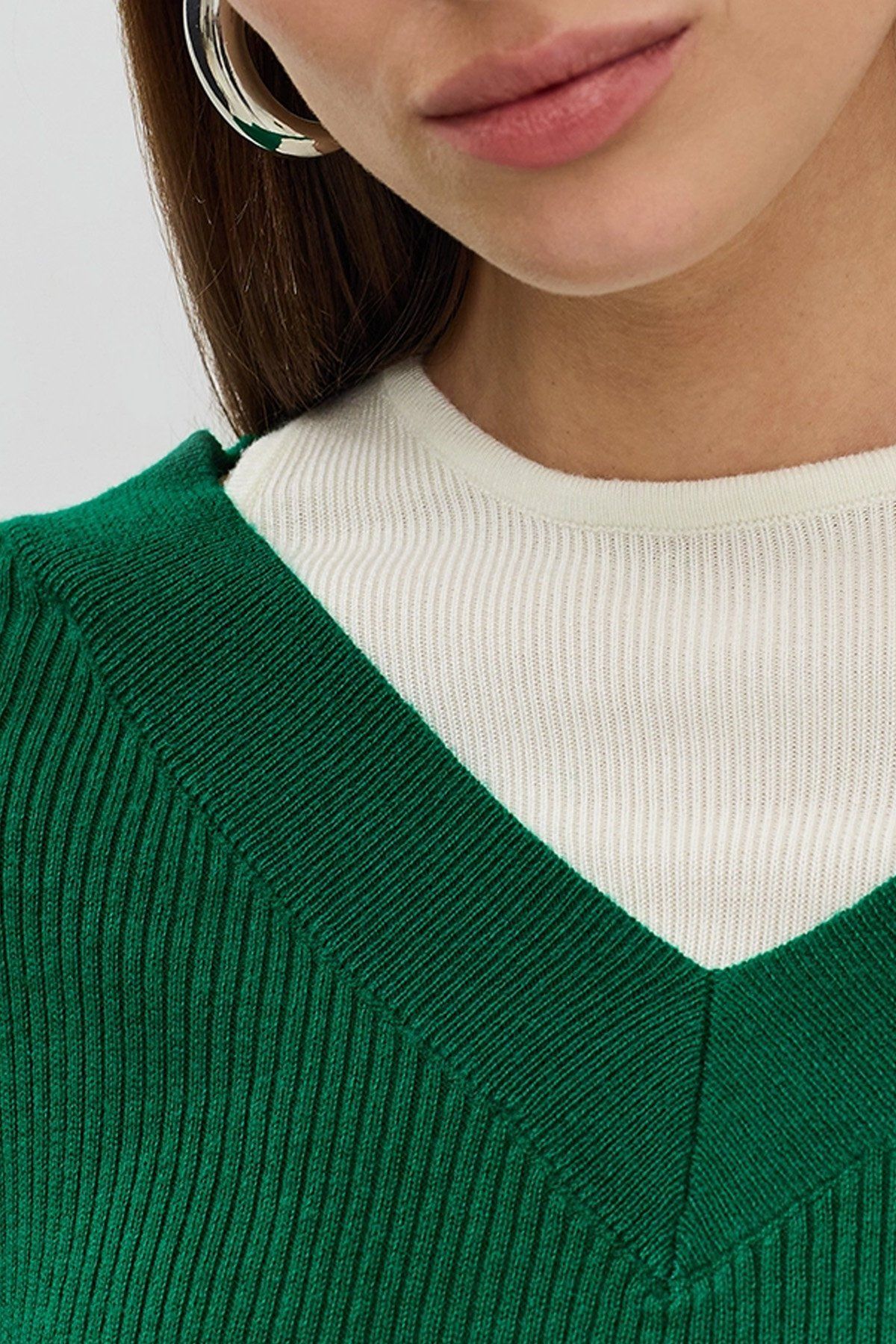 Трикотажный джемпер в зелёном цвете с иммитацией многослойности, 42р