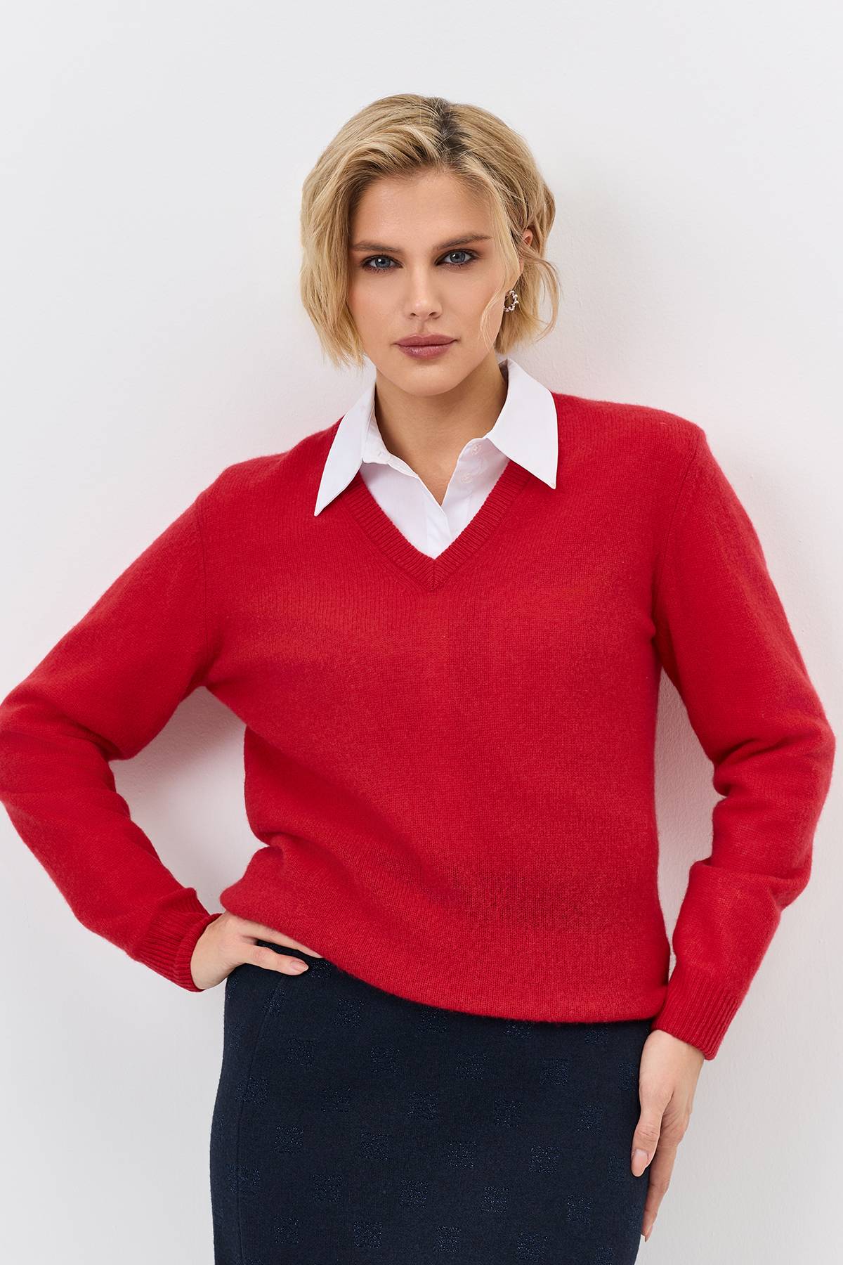 Лимитированная серия красный джемпер с V-образным вырезом из 100% кашемира и ремень, 36