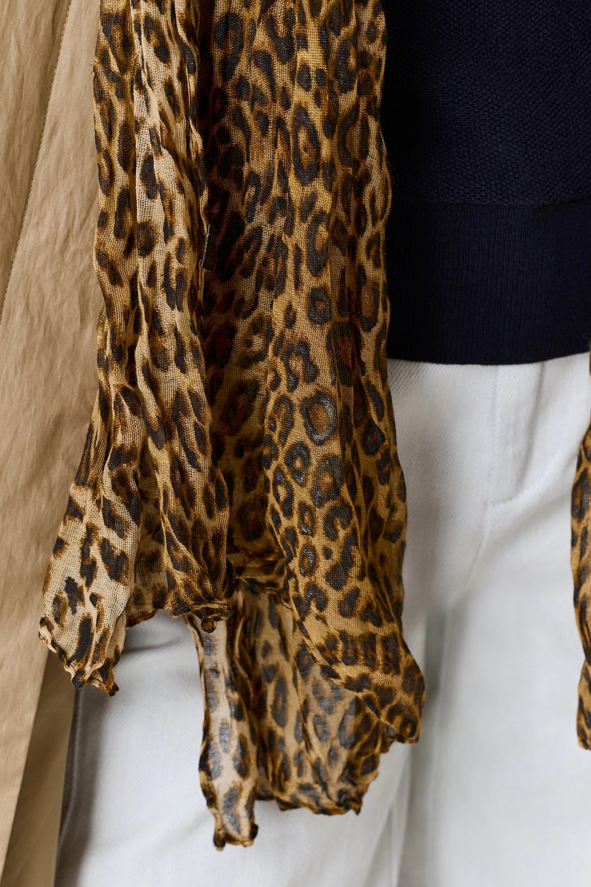 Тонкий палантин с анималистичным принтом, One