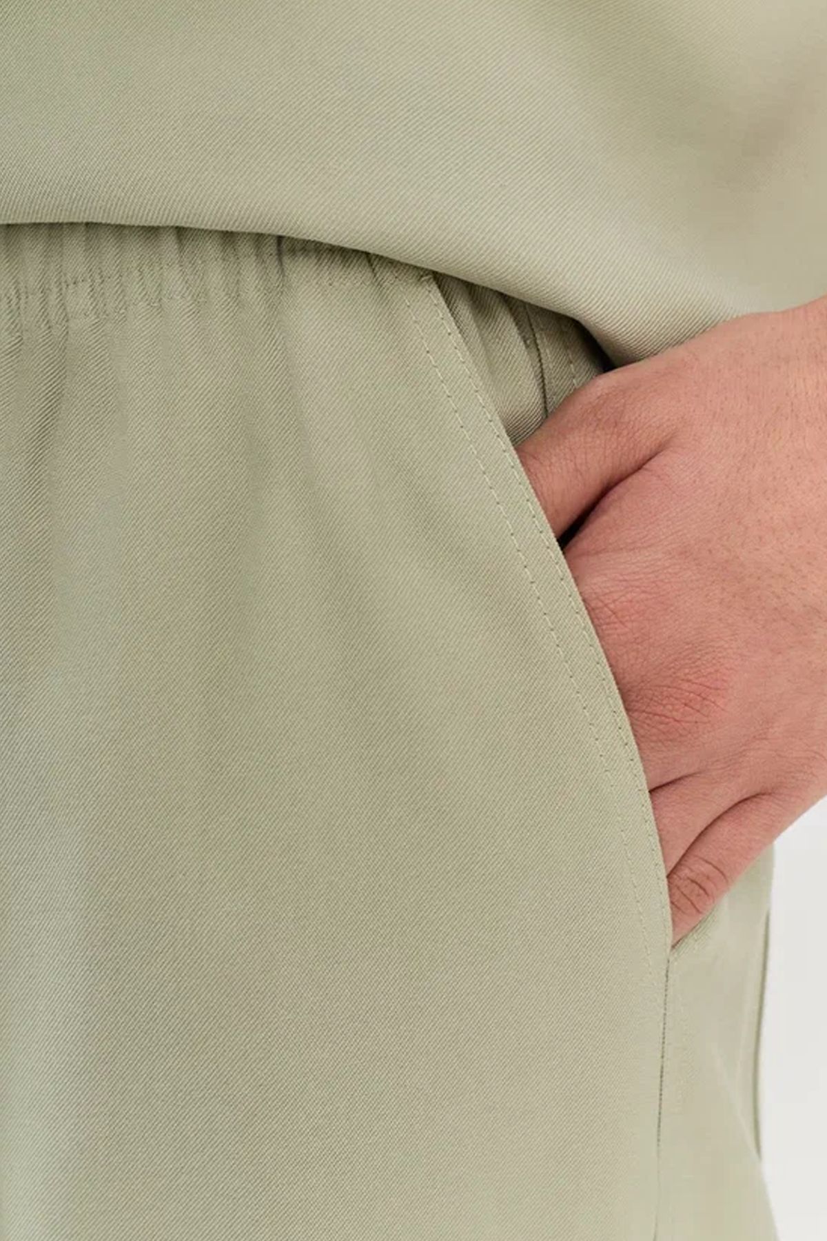 Брюки светло-оливкового цвета с карманами, 44р