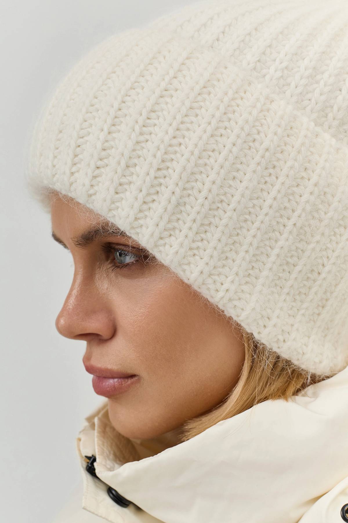 Белая теплая шапка с ангорой, One