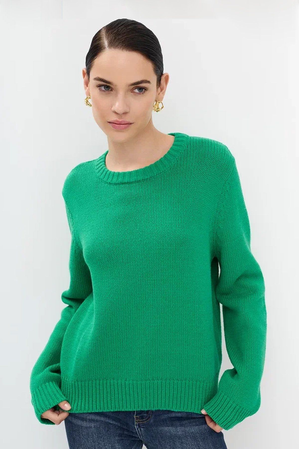 Яркий джемпер прямого силуэта в зеленом цвете, 42р