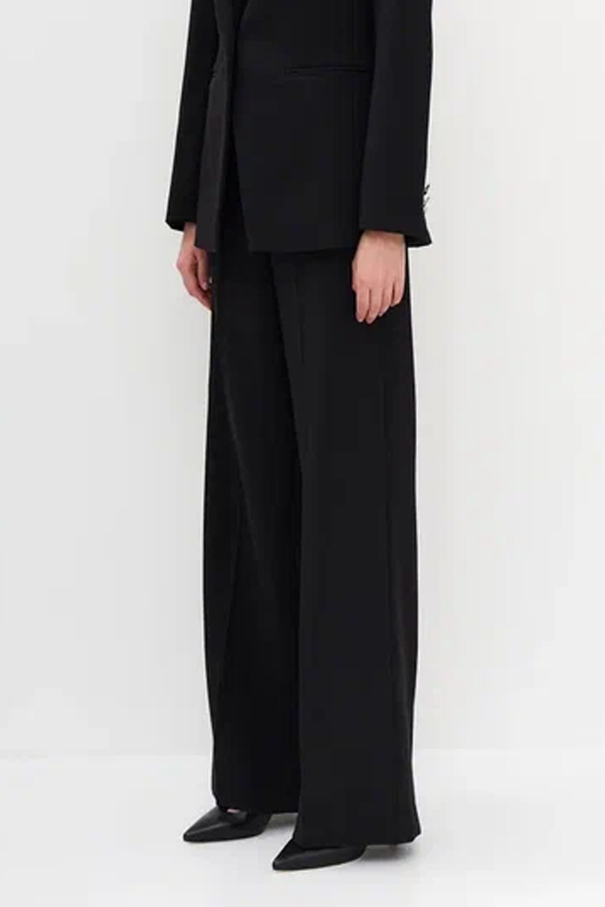 Классические брюки с мягкими стрелками в черном цвете, 50р