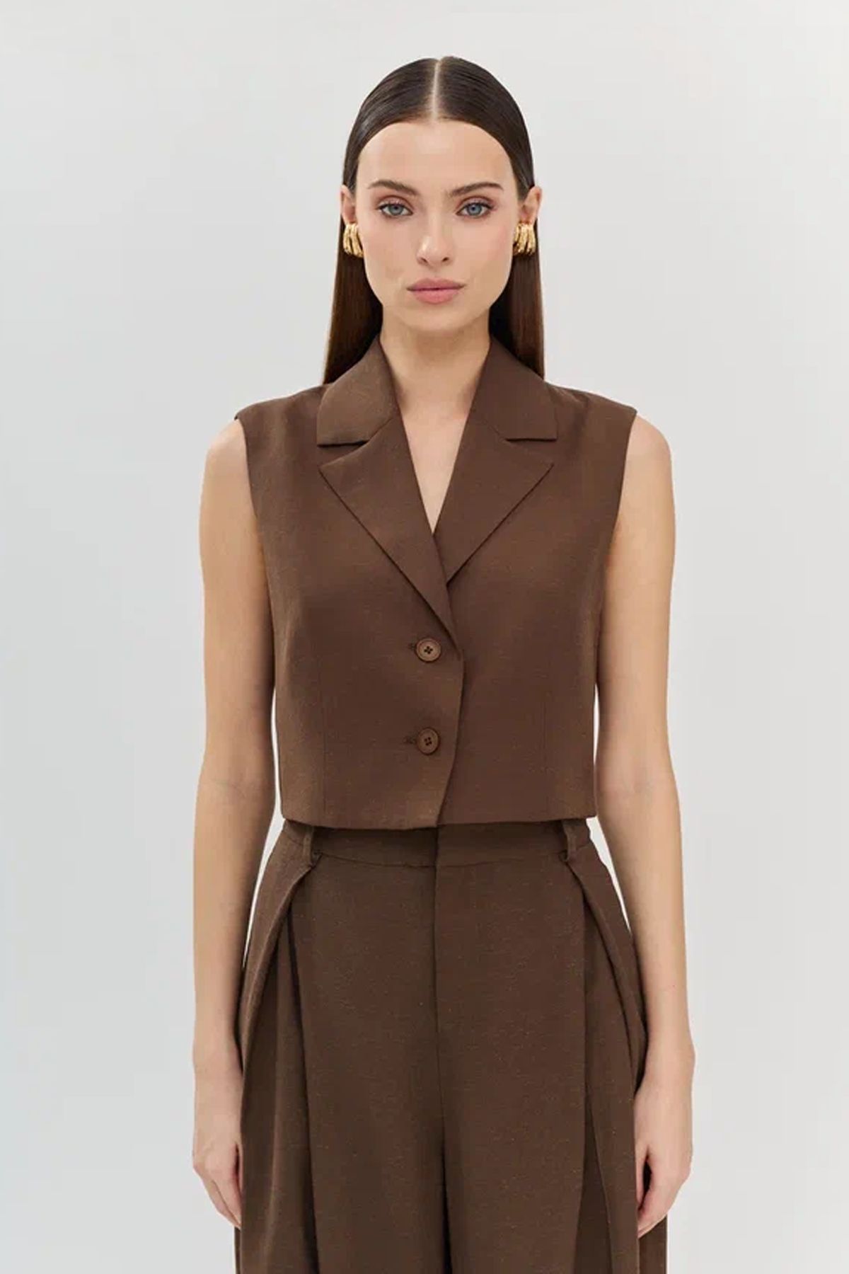 Укороченная жилетка на двух пуговицах, 40р