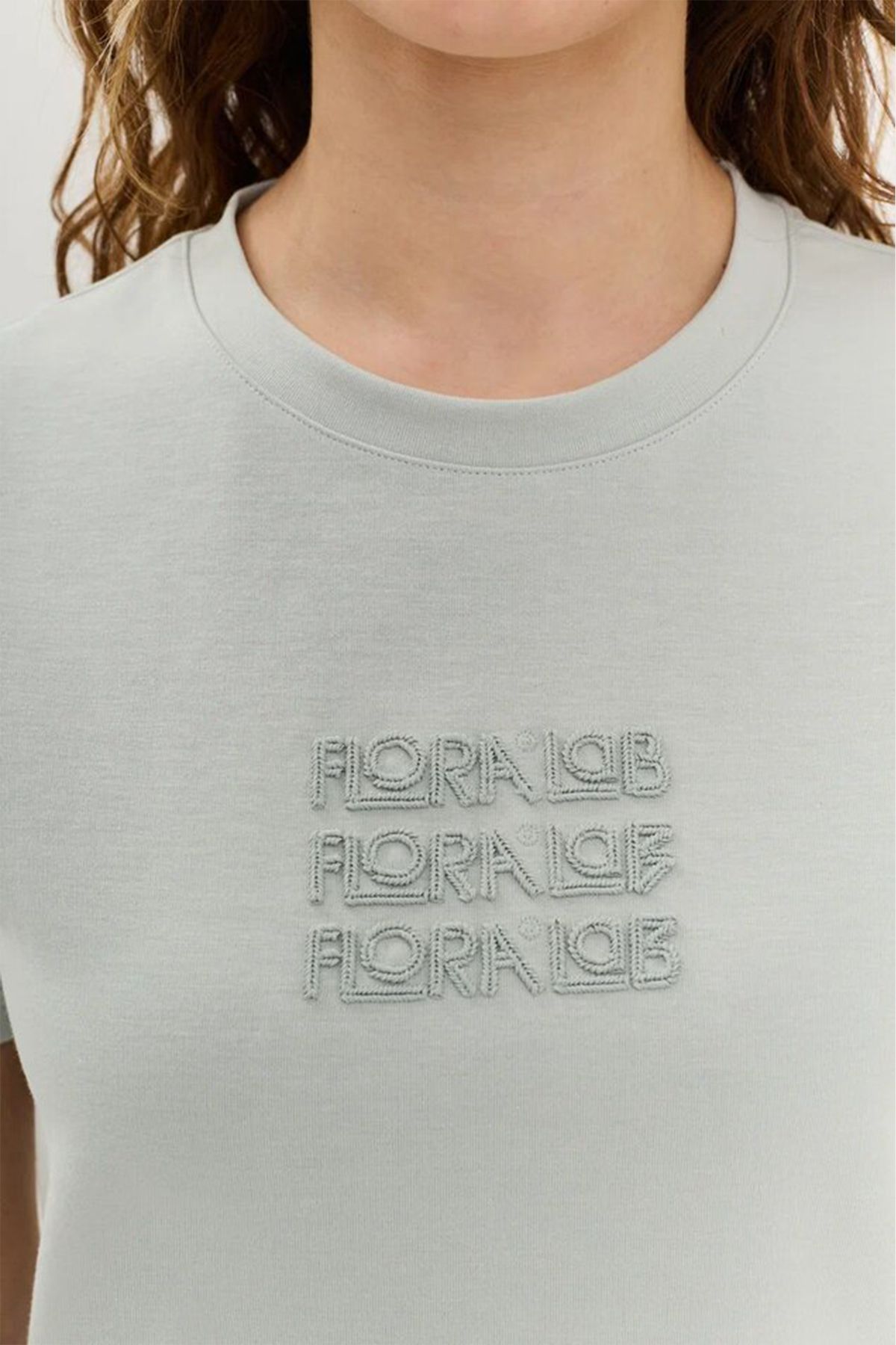 Однотонная футболка серо-голубого цвета с объёмным декором, 42р