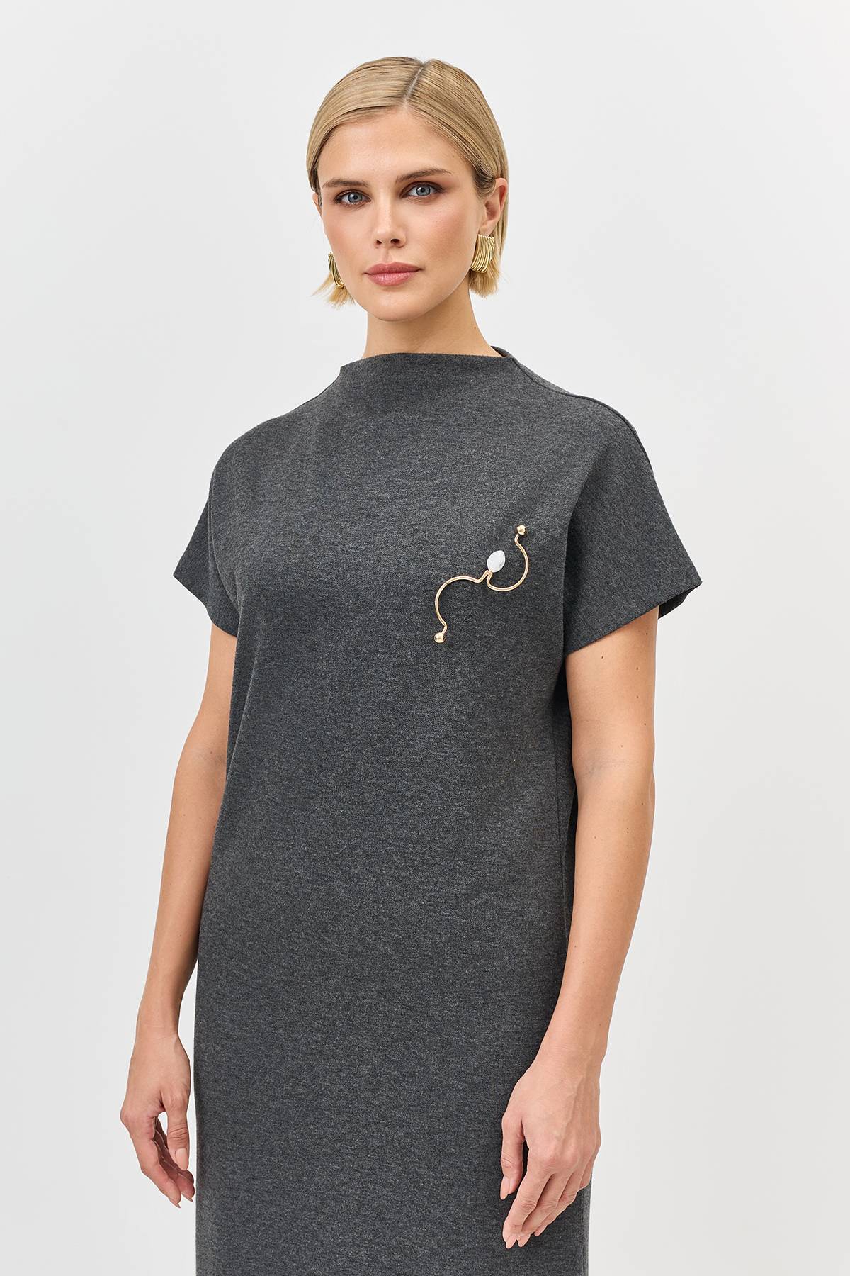 Лимитированная серия платье-миди с брошью и палантином, 36