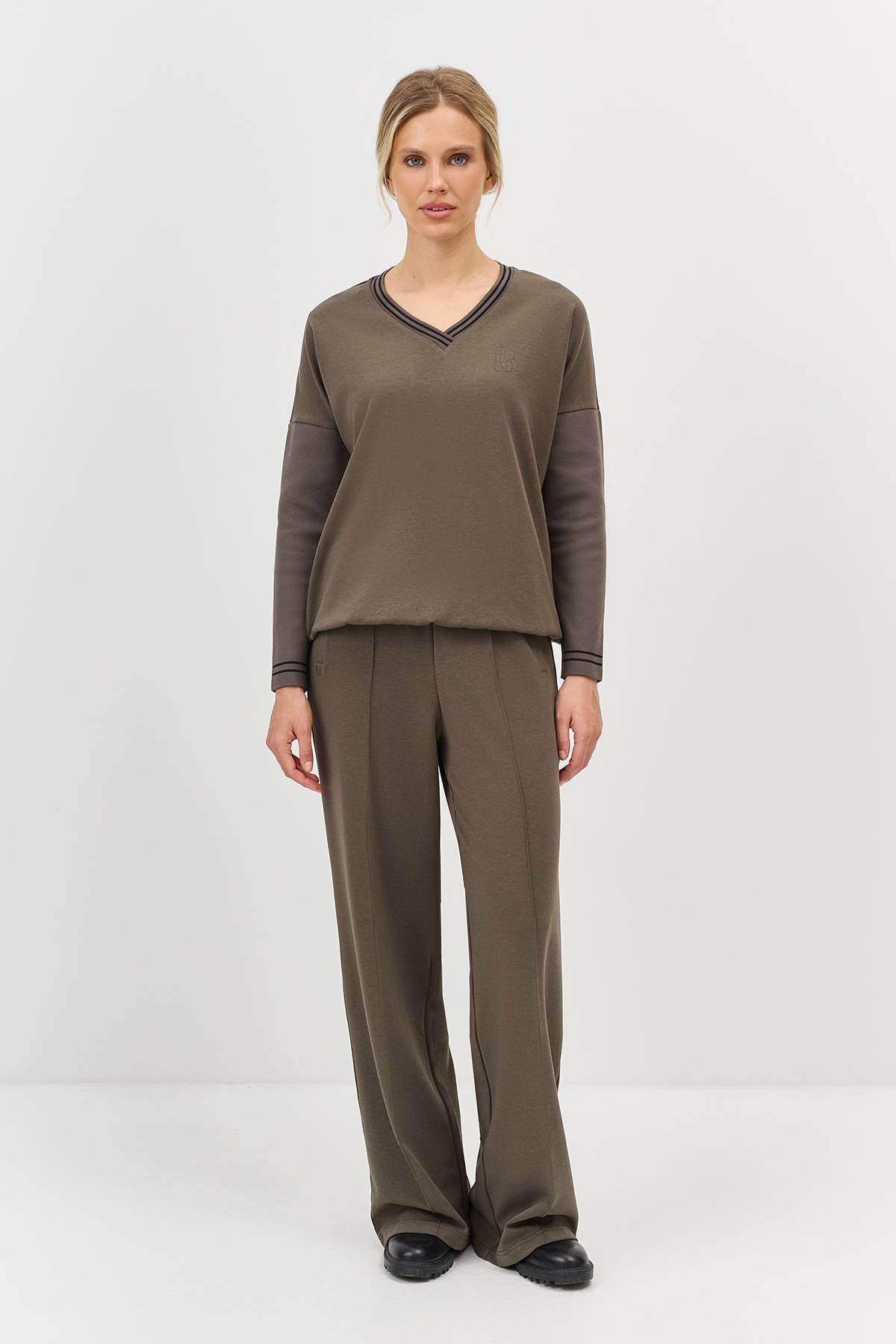 Лимитированная серия свитшот из модала с V-образным вырезом и палантином, 36