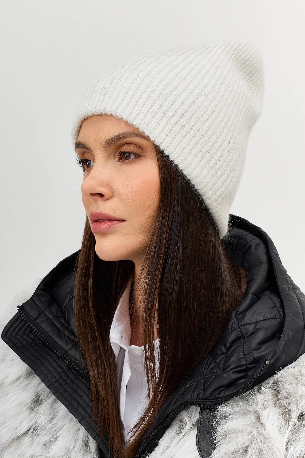 Белая шапка в мелкий рубчик с люрексом, One