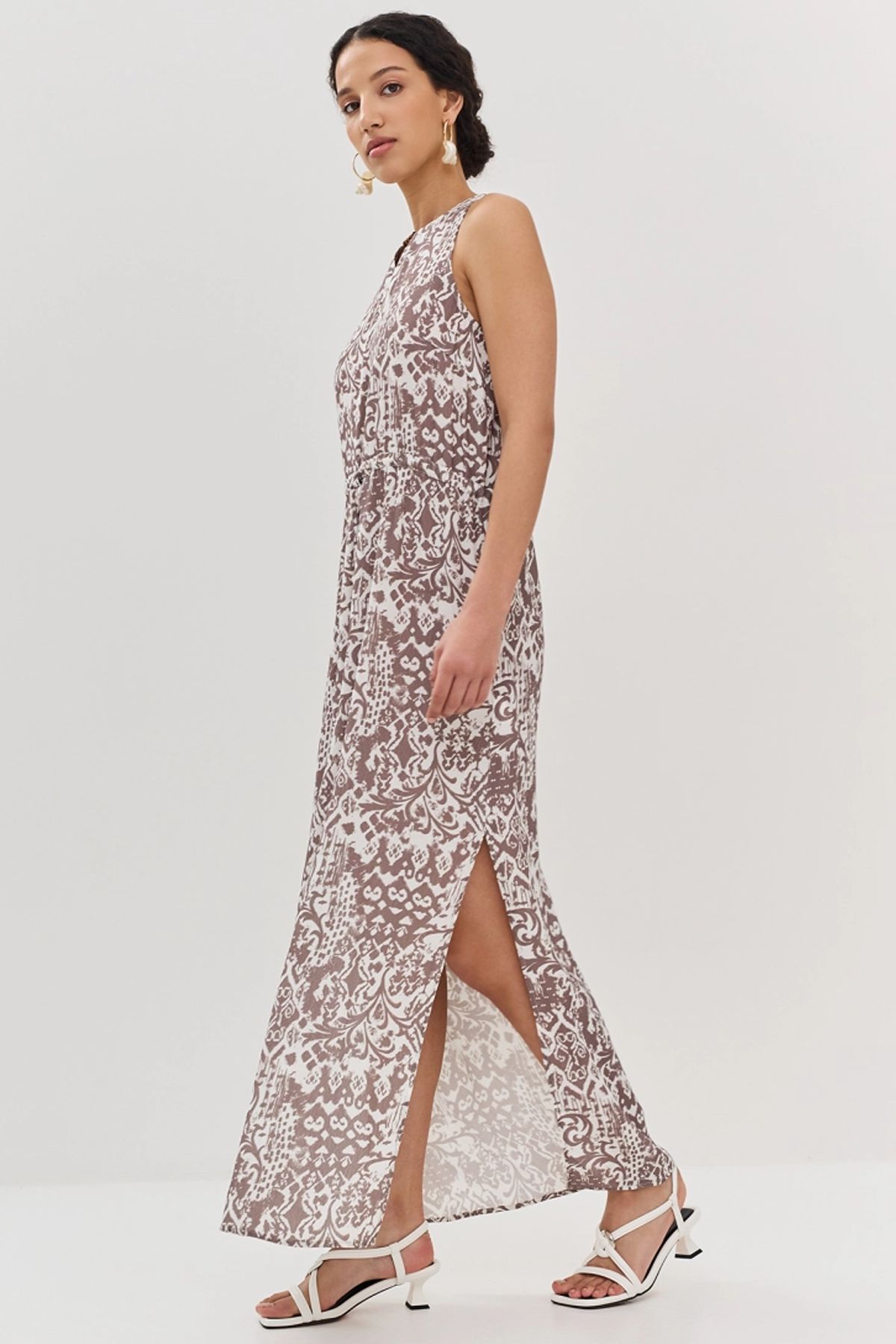 Кожаные босоножки с металлическим декором, 37р