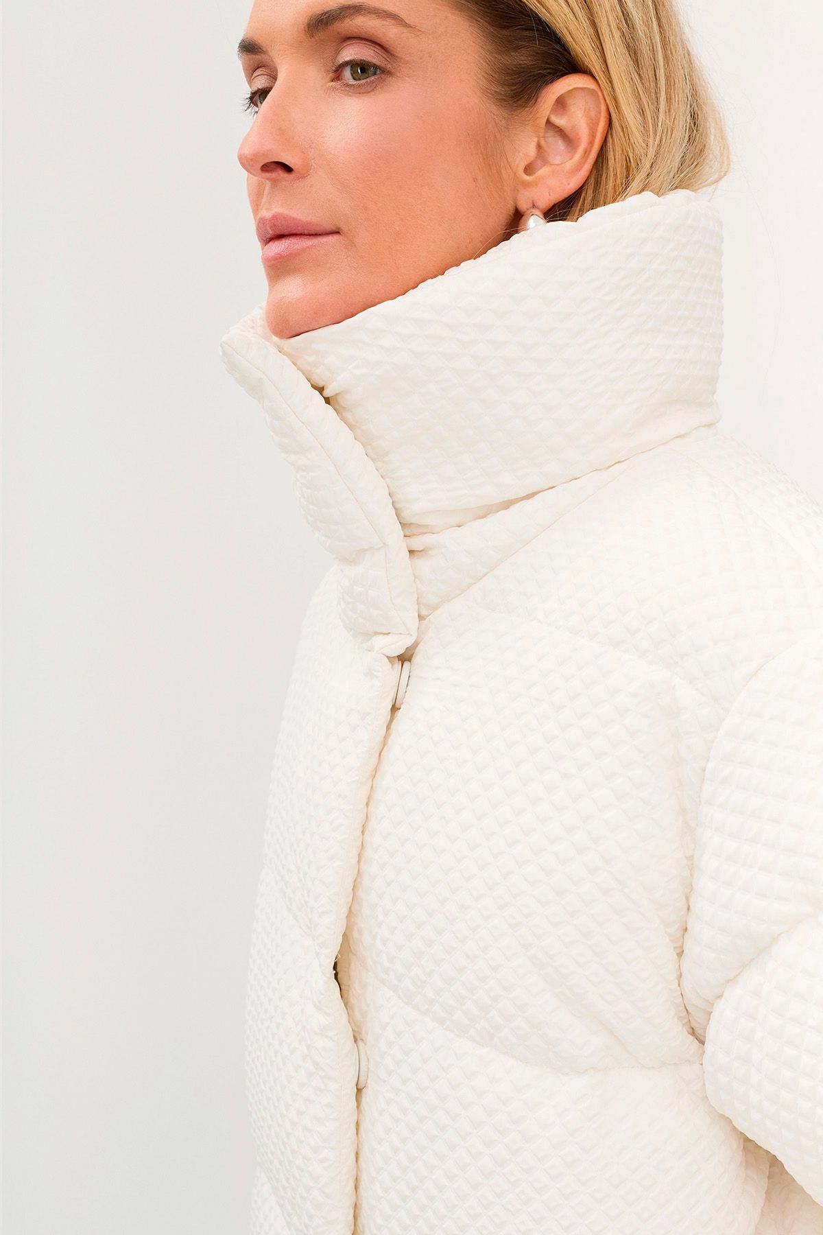 Фактурное пальто с волнистой стежкой в белом цвете, 48р