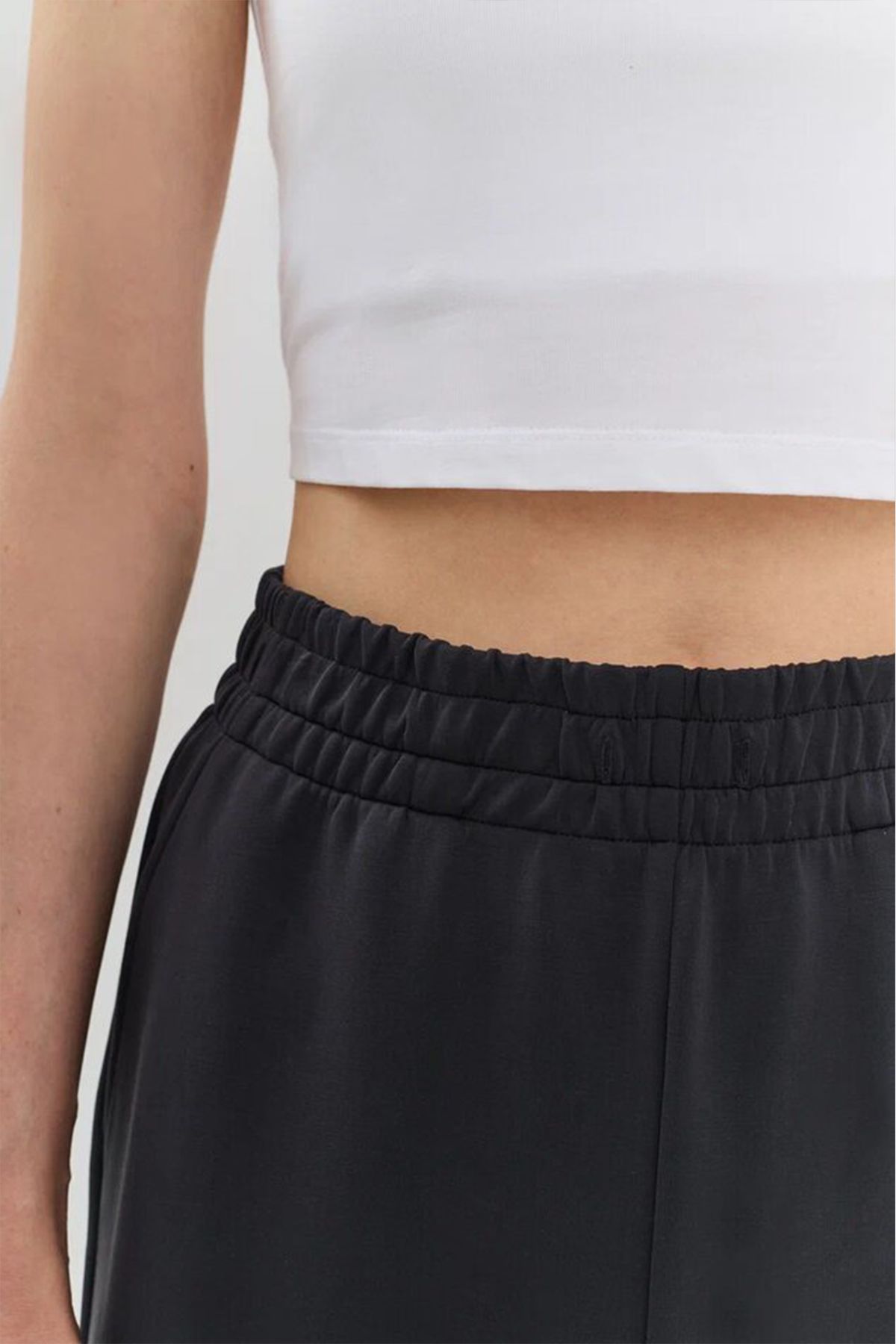 Укороченный базовый топ без рукавов в белом цвете, 48р