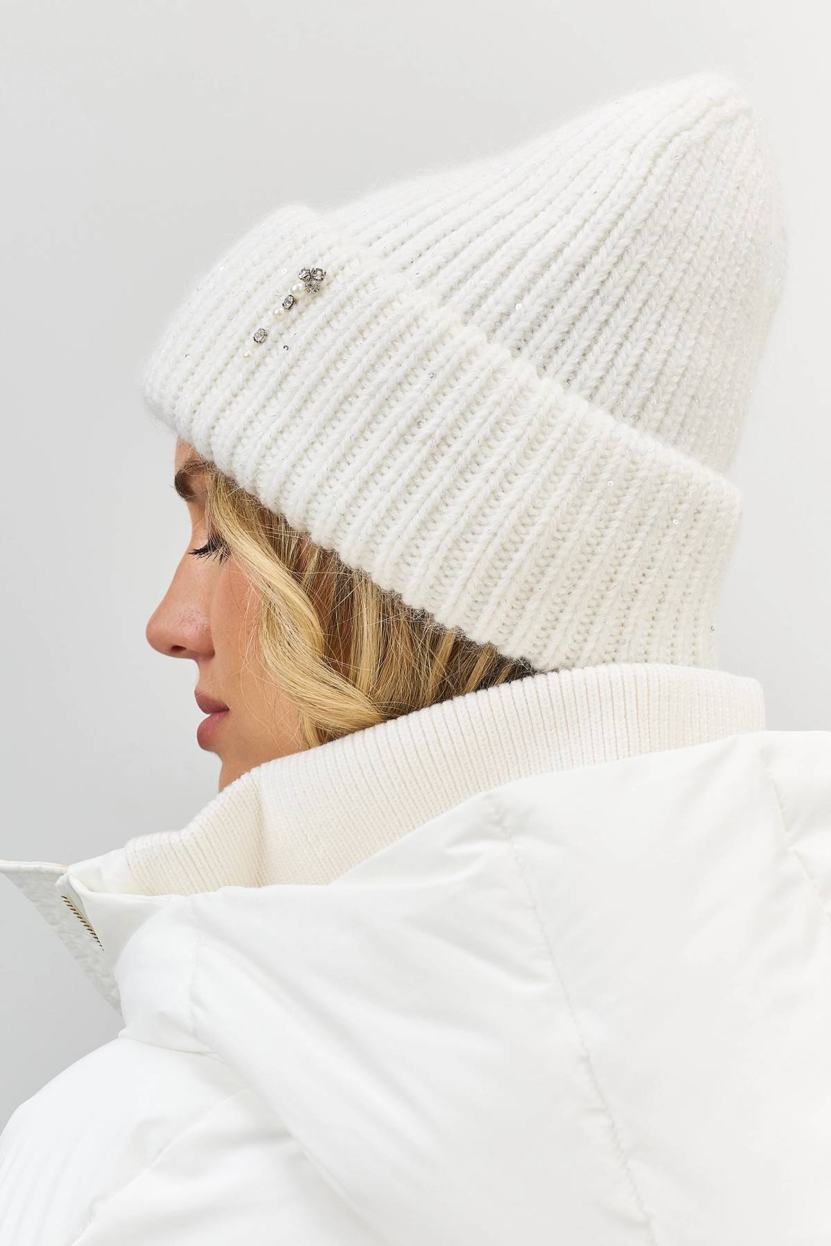Белая шапка бини с минималистичным декором, One