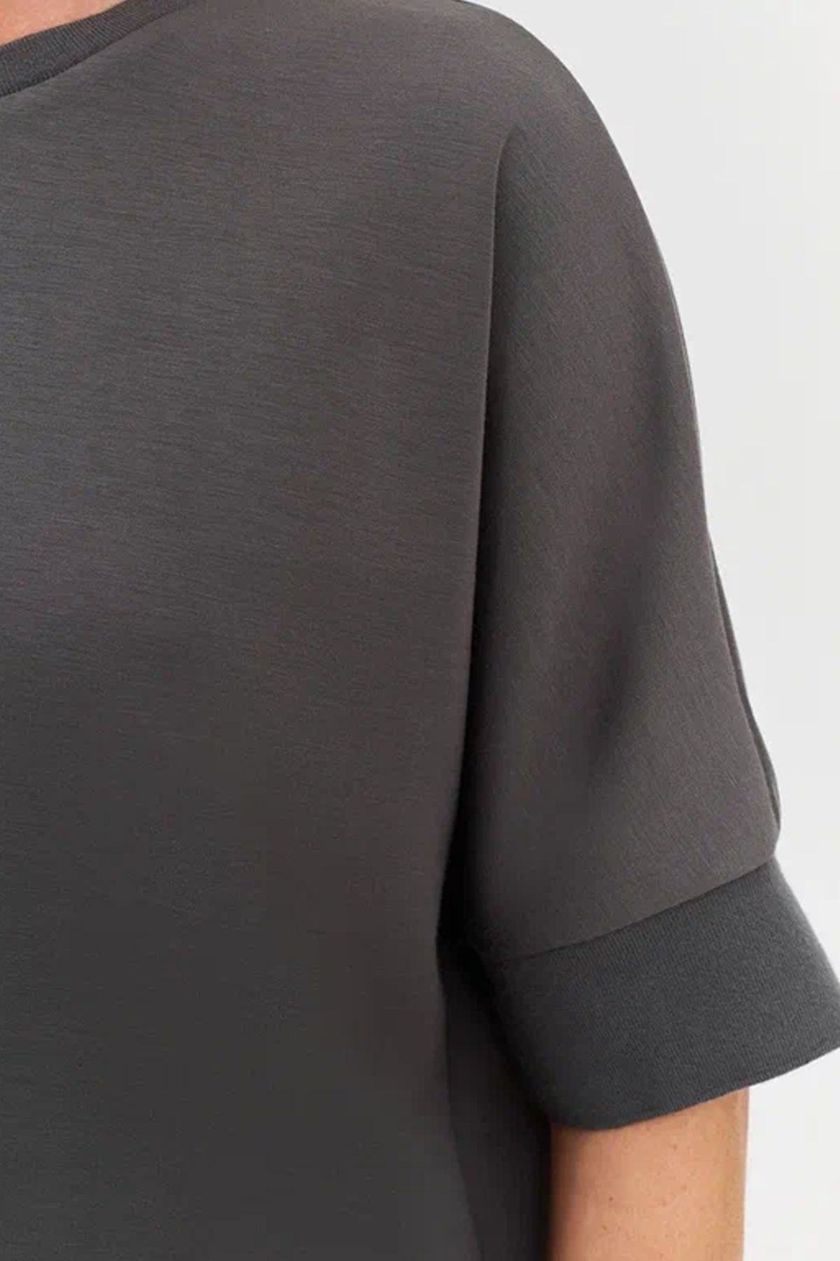 Джемпер с аппликацией из серебристых страз, 54р