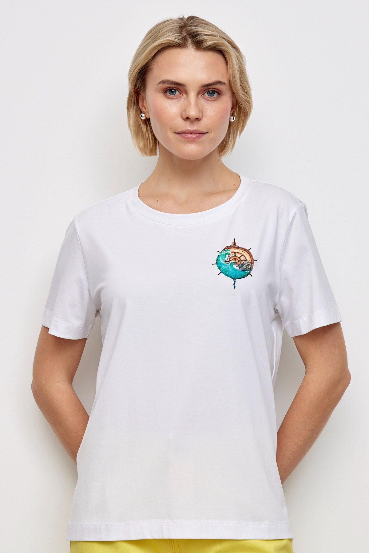 Футболка белого цвета с принтом на полочке, 50р