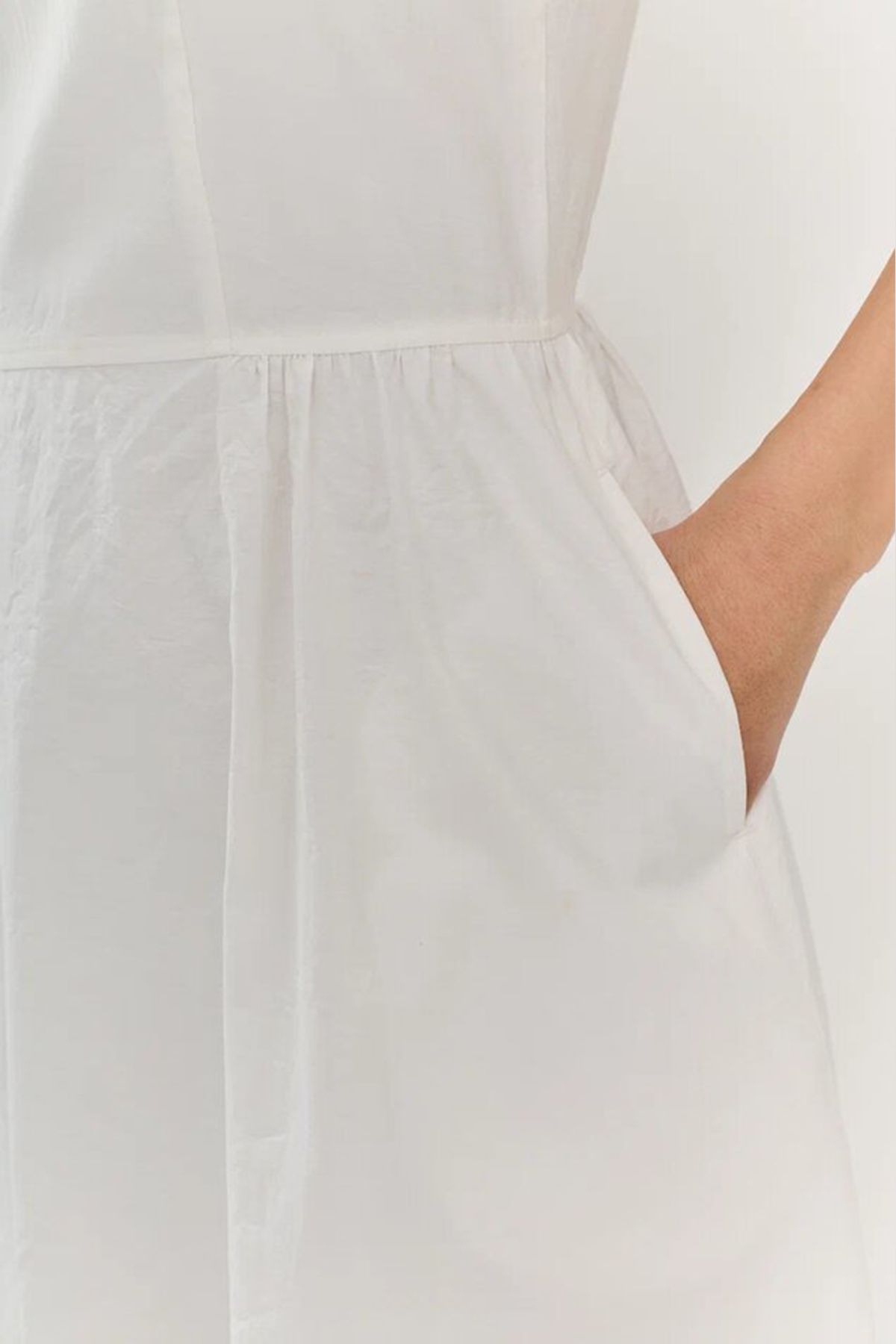 Лёгкое платье миди с боковыми карманами в молочном цвете, 50р