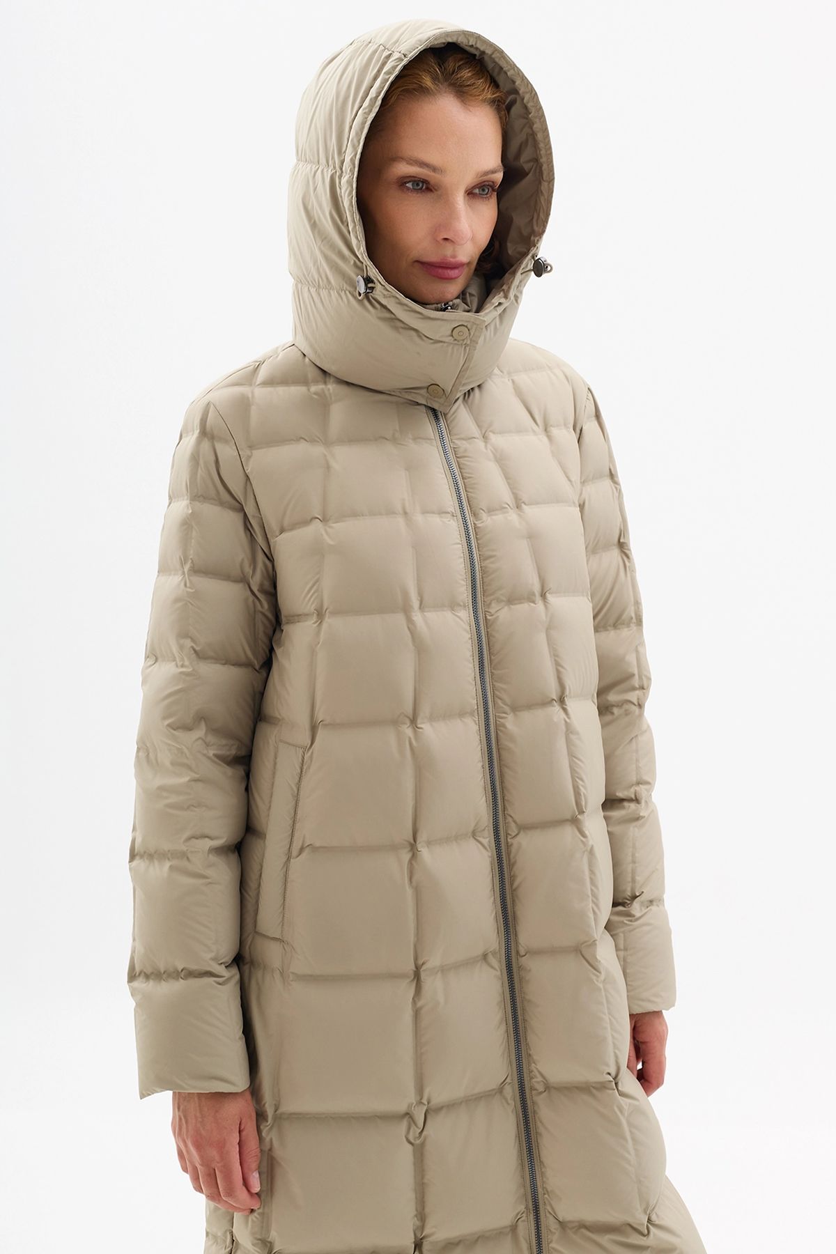 Удлиненное пуховое пальто с квадратной стёжкой и капюшоном в светло-оливковом цвете, 42р