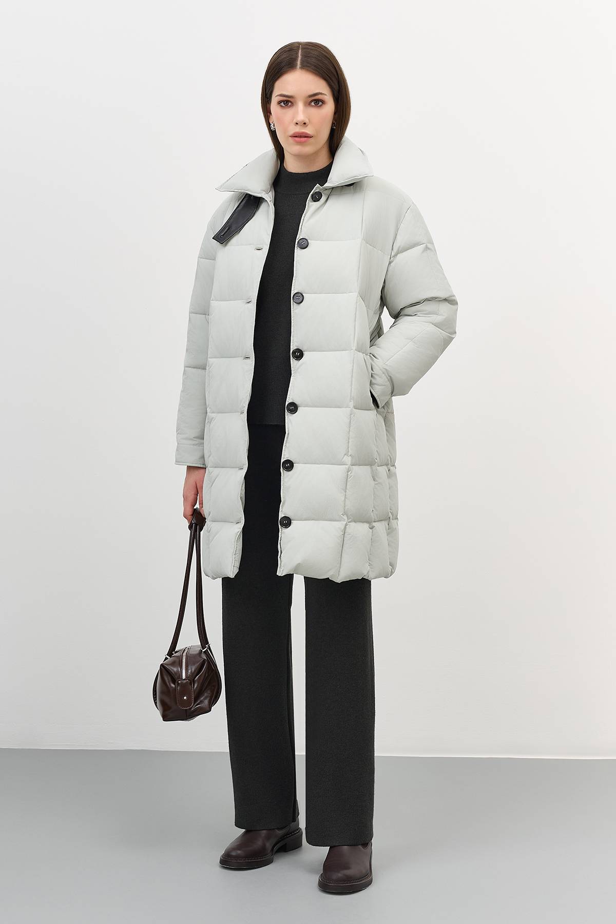 Лимитированная серия Стеганое пальто с контрастной фурнитуройс палантином, 40