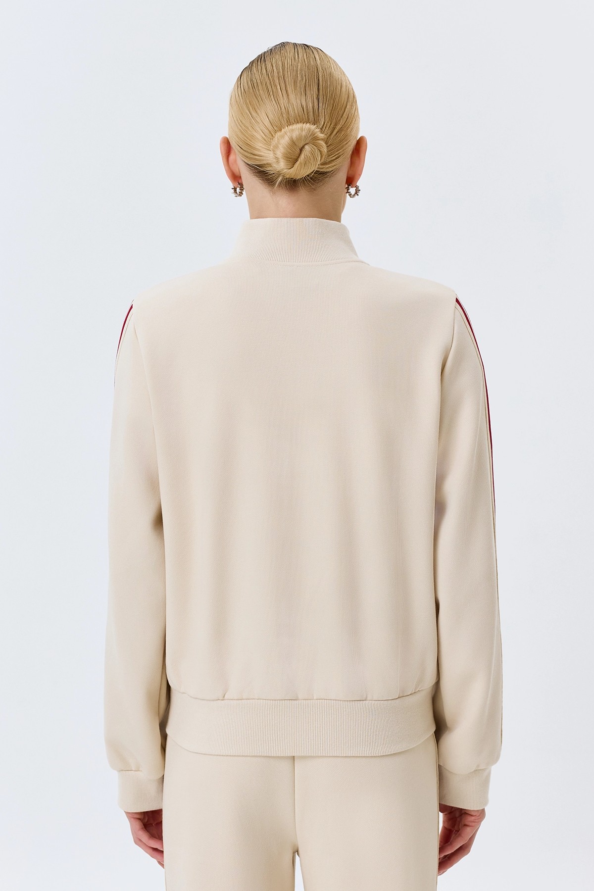 Трикотажный бомбер с контрастными лампасами, 48