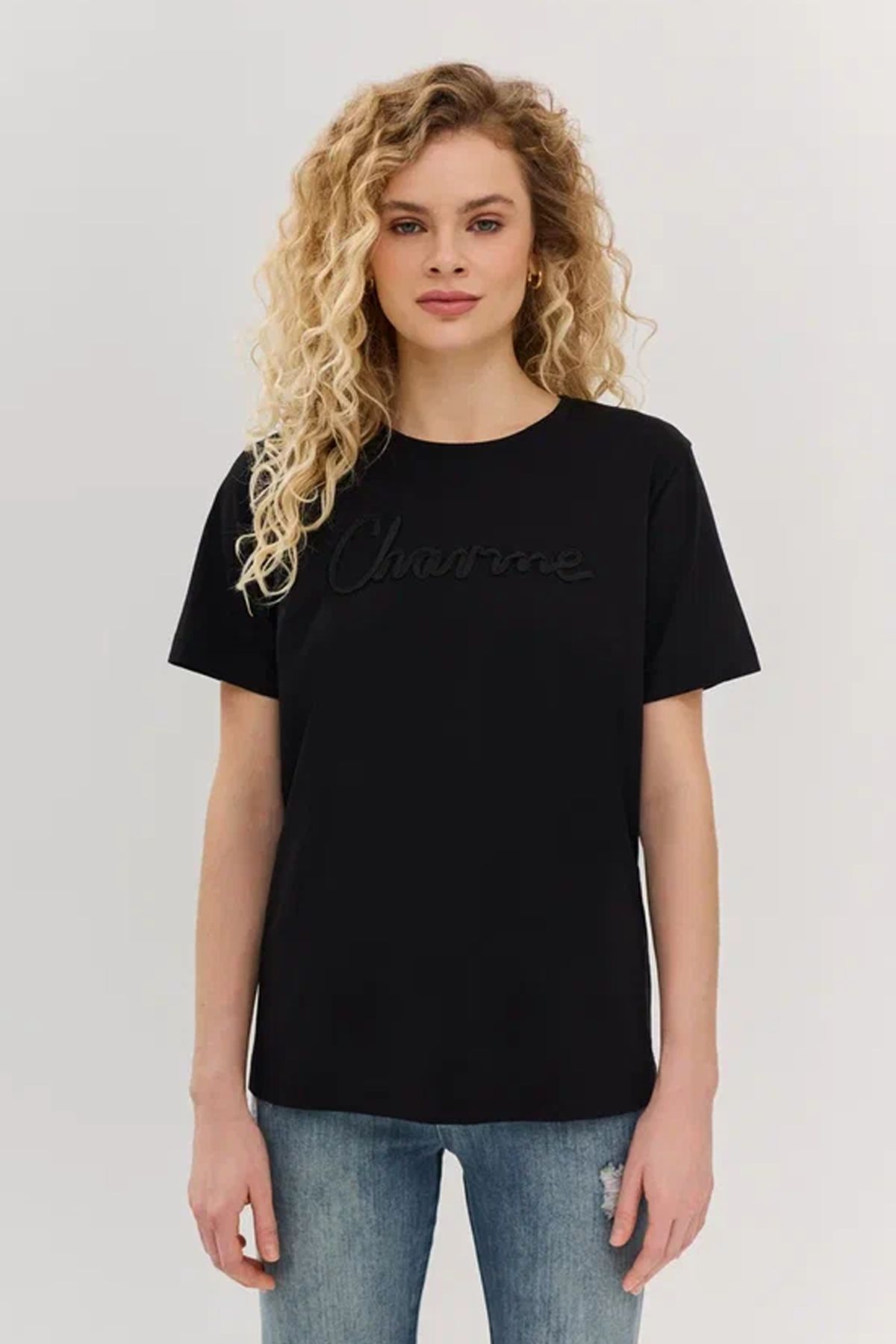 Чёрная футболка с объёмной вышивкой шнурком, 46р