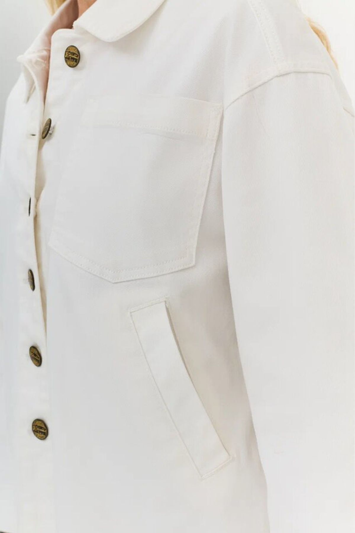 Классический жакет с контрастными пуговицами, 42р