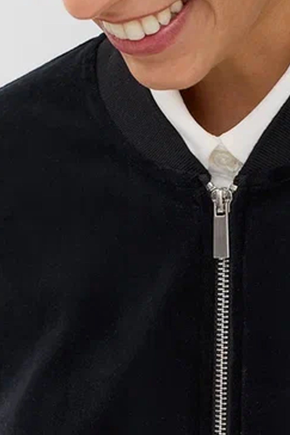 Велюровый жакет-бомбер с аппликацией из серебристых страз в черном цвете, 44р