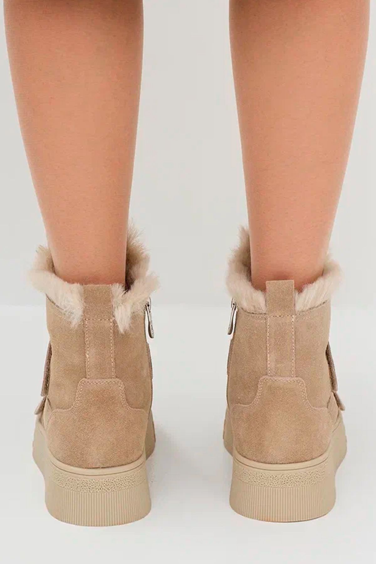 Утепленные ботинки с искусственным мехом и хлястиками, 36р