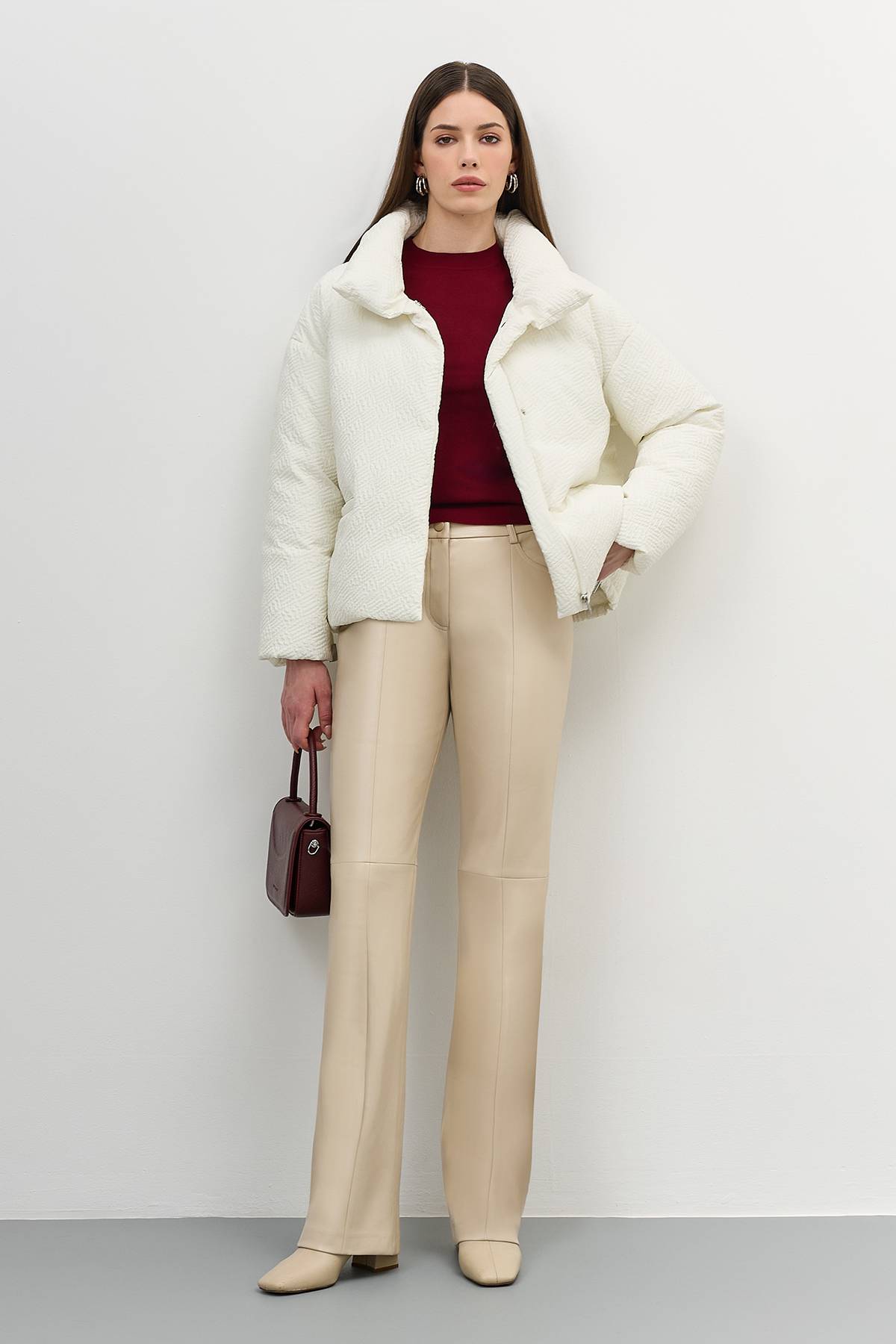 Лимитированная серия объемная куртка из фактурной ткани с палантином, 42