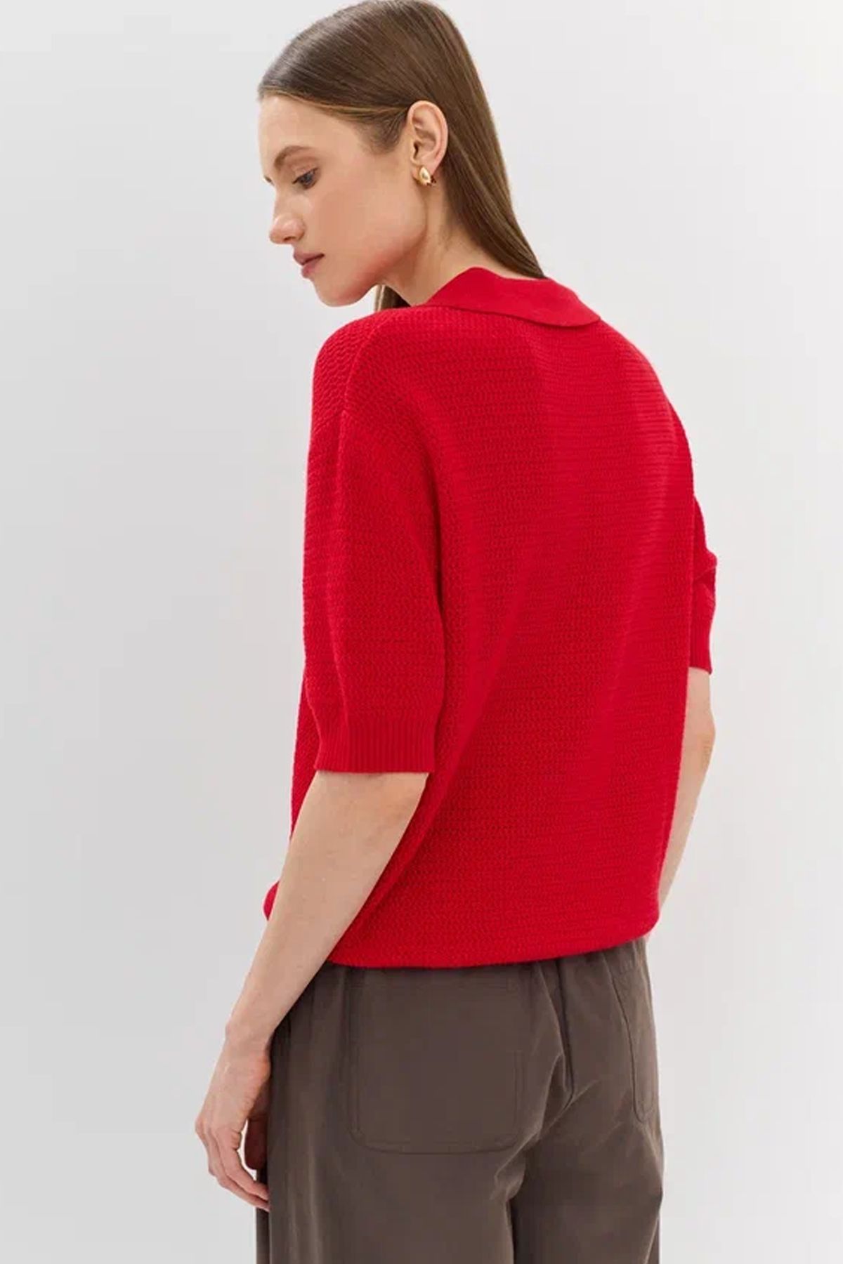 Вязаное фактурное поло из вискозы и хлопка в красном цвете, 40р