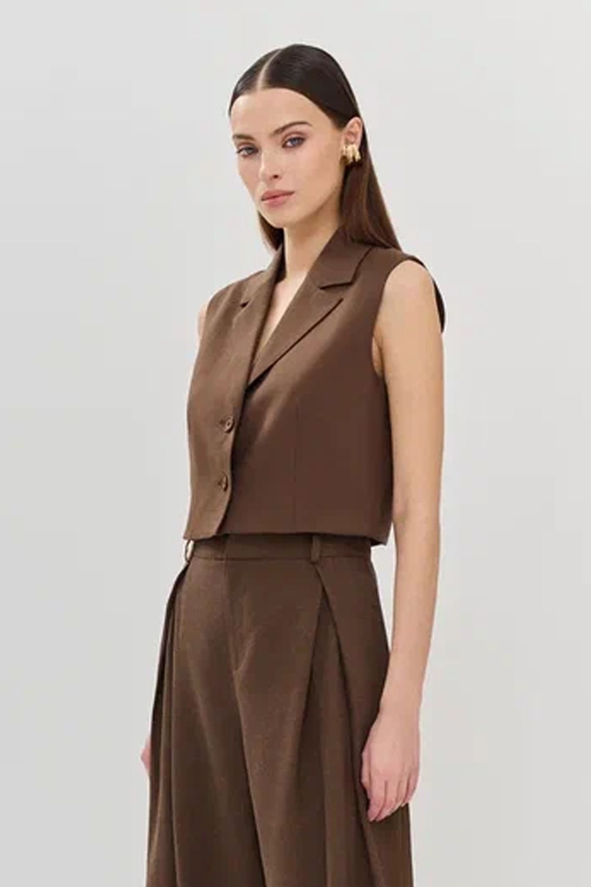 Укороченная жилетка на двух пуговицах, 48р