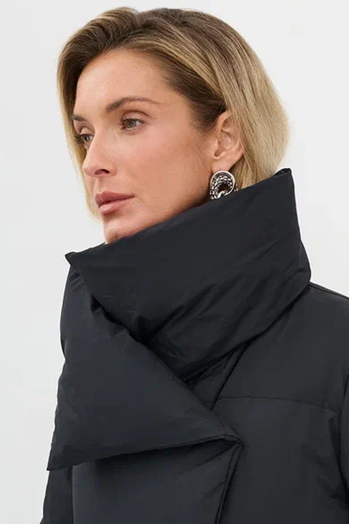 Пуховое пальто чёрного цвета с поясом, 50р