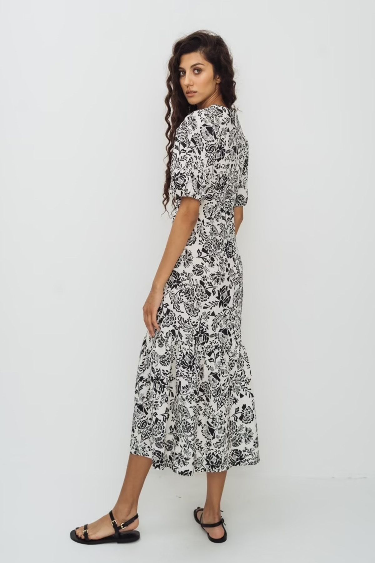 Платье с чёрным принтом и объёмными рукавами, 42р