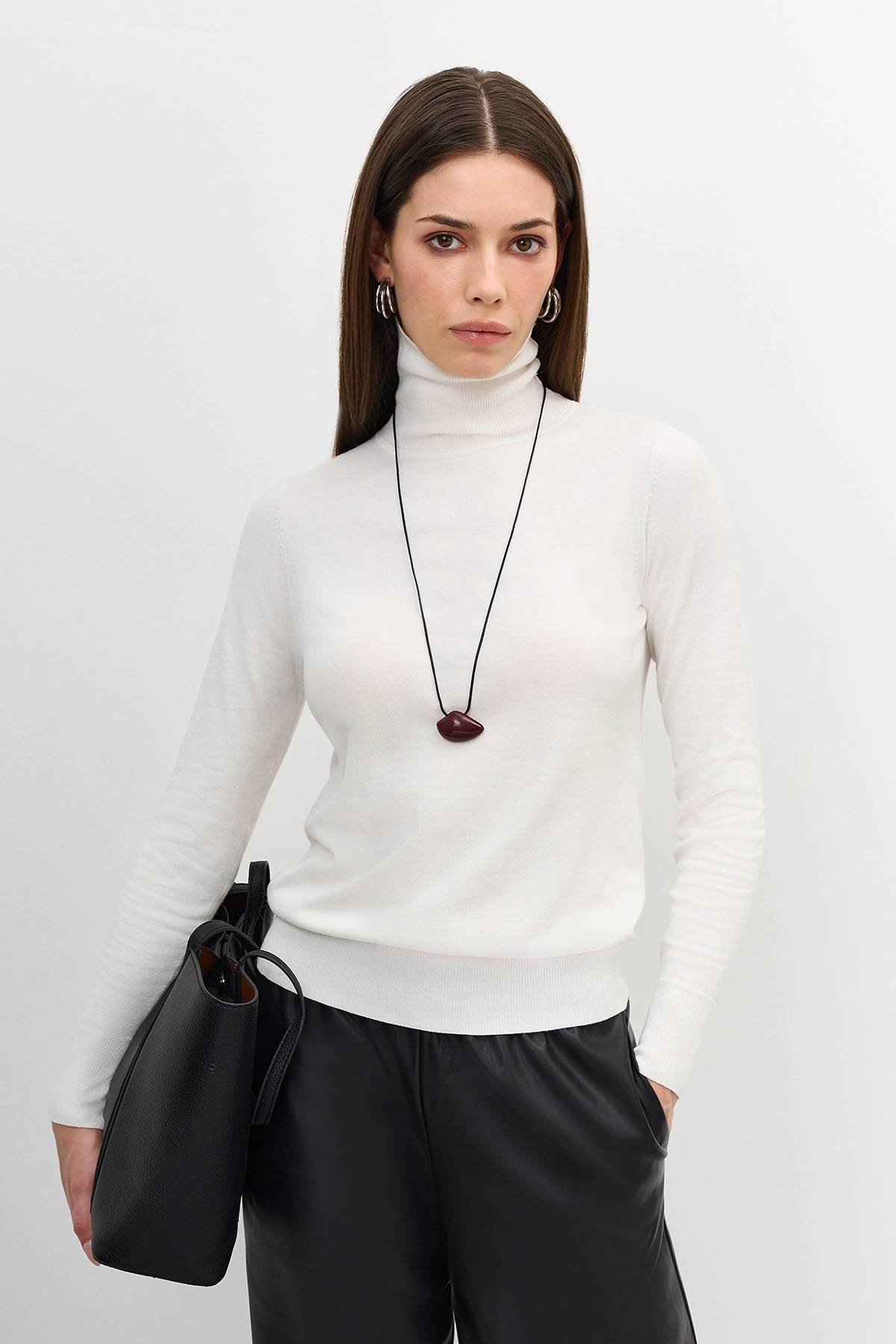 Базовая водолазка из смесовой вискозы в молочном цвете, 42