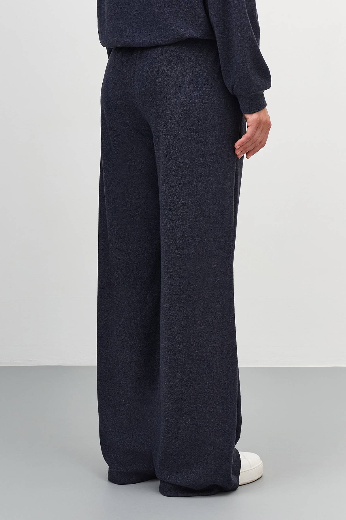 Брюки из фактурного трикотажа в темно-синем цвете, 40