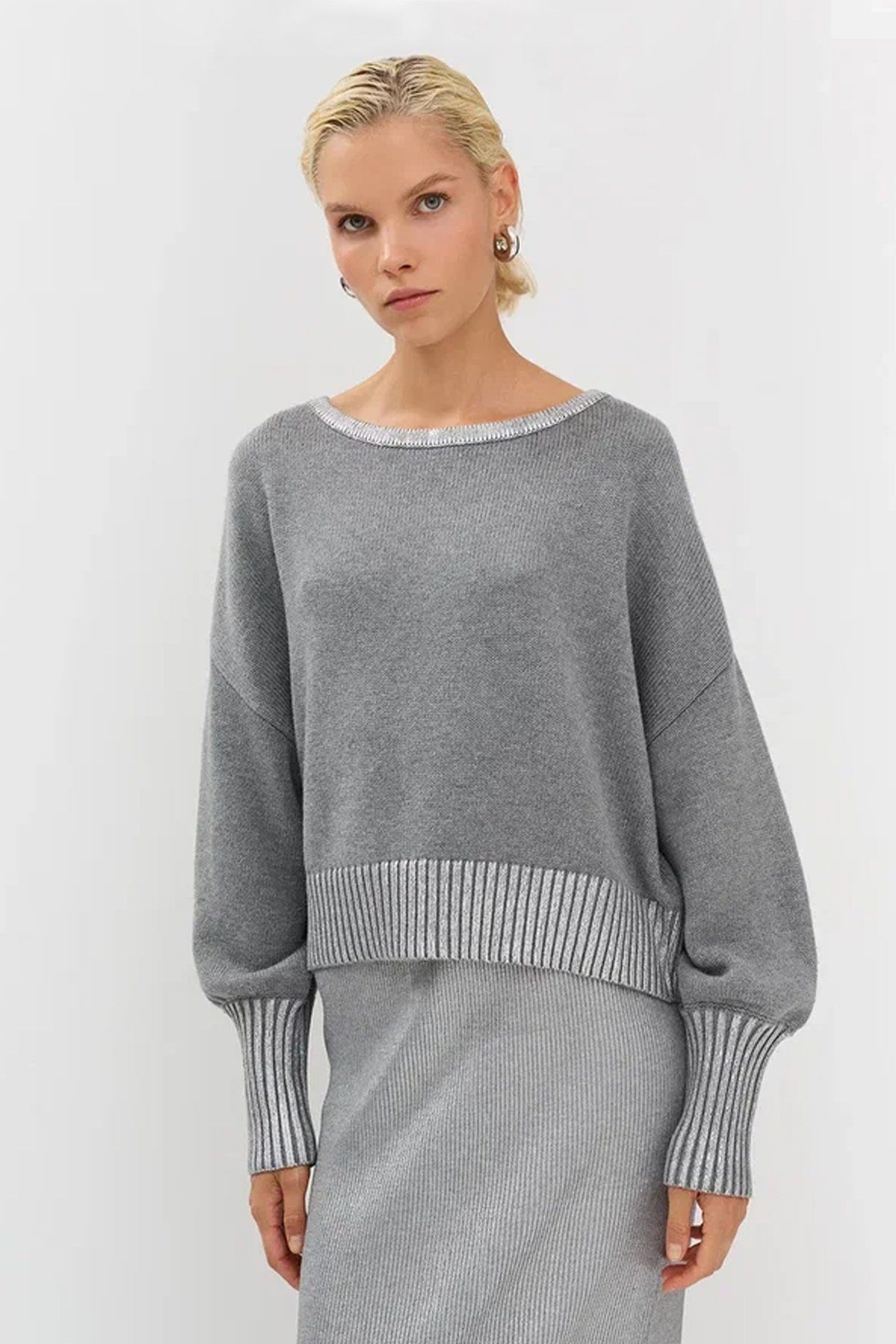 Укороченный трикотажный джемпер с эффектом жидкого металла, 48р