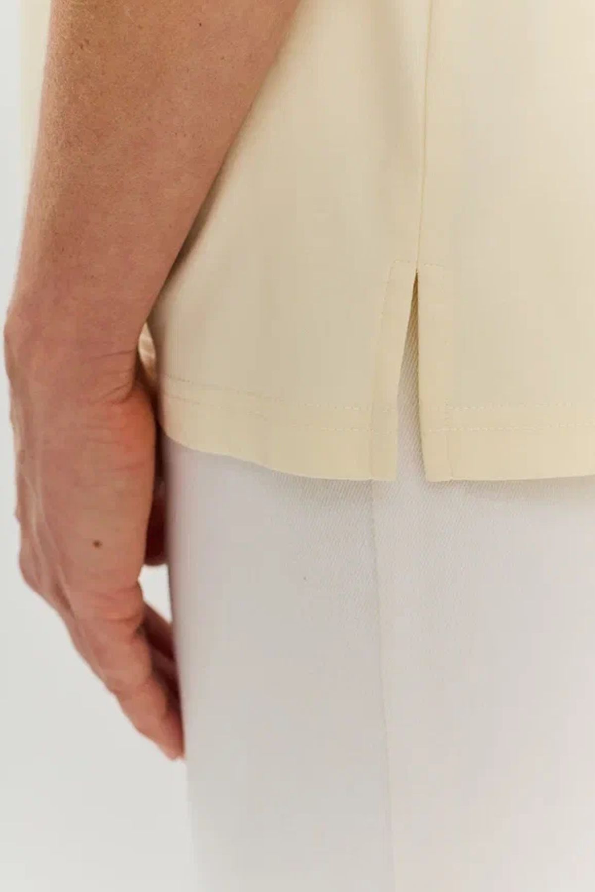 Футболка молочного цвета с объёмной аппликацией и надписью, 52р