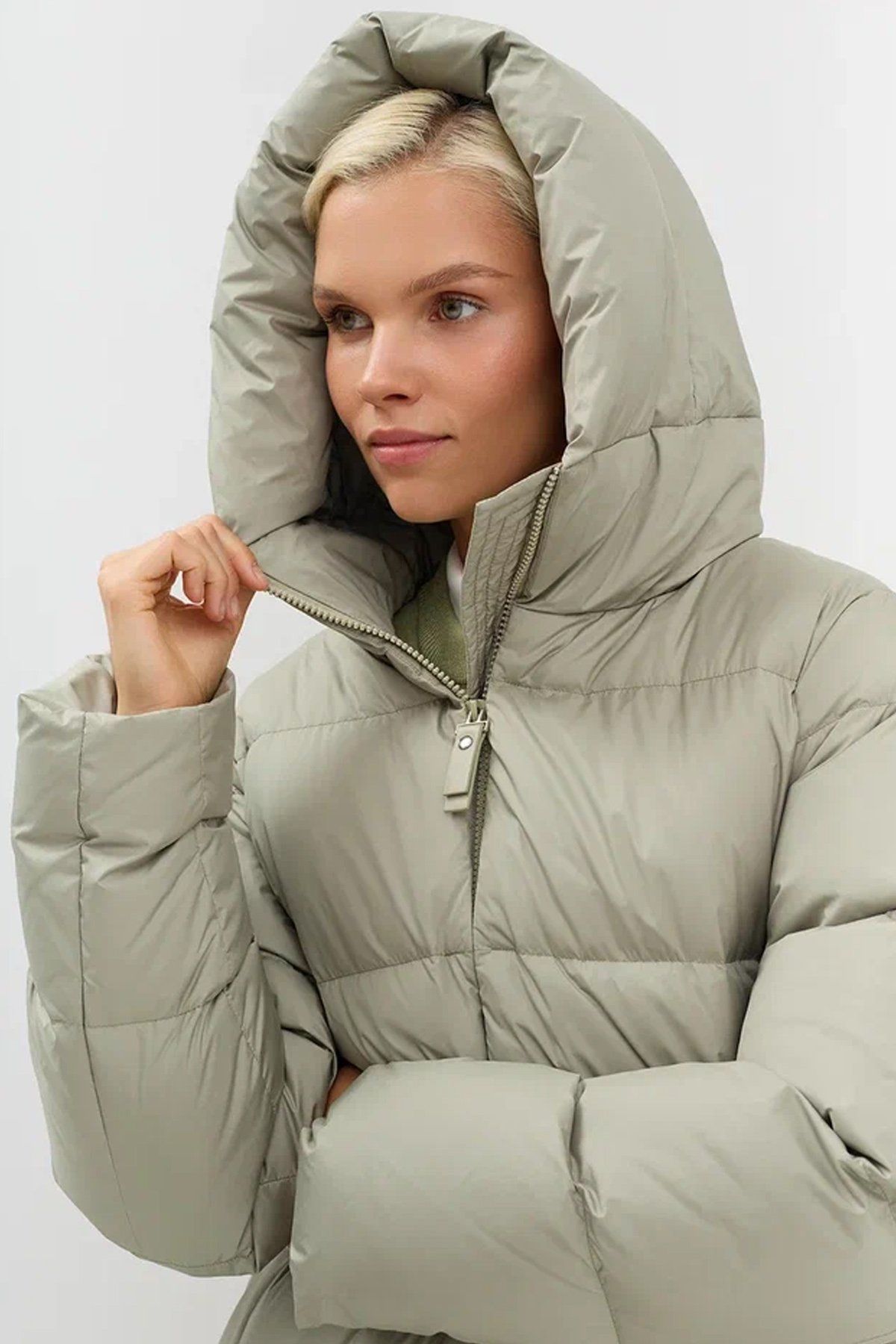 Удлиненное пальто свободного силуэта из натурального пуха в оливковом цвете, 42р