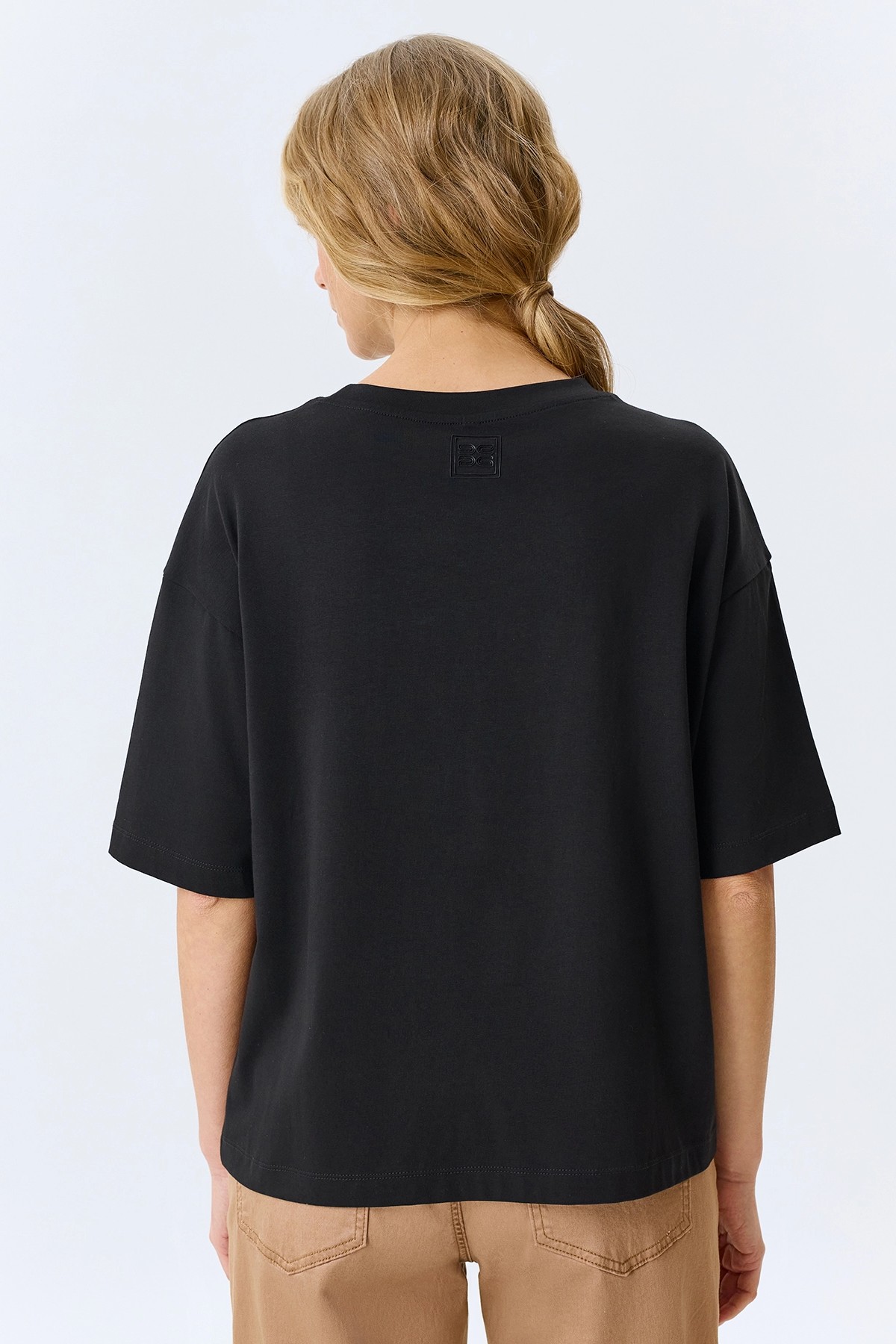 Футболка с объемной вышивкой, 44