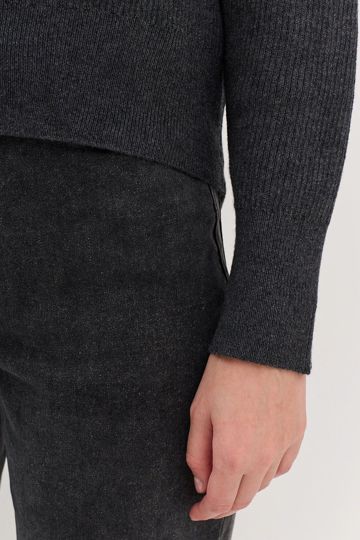 Трикотажный джемпер в графитовом цвете с имитацией многослойности, 52р