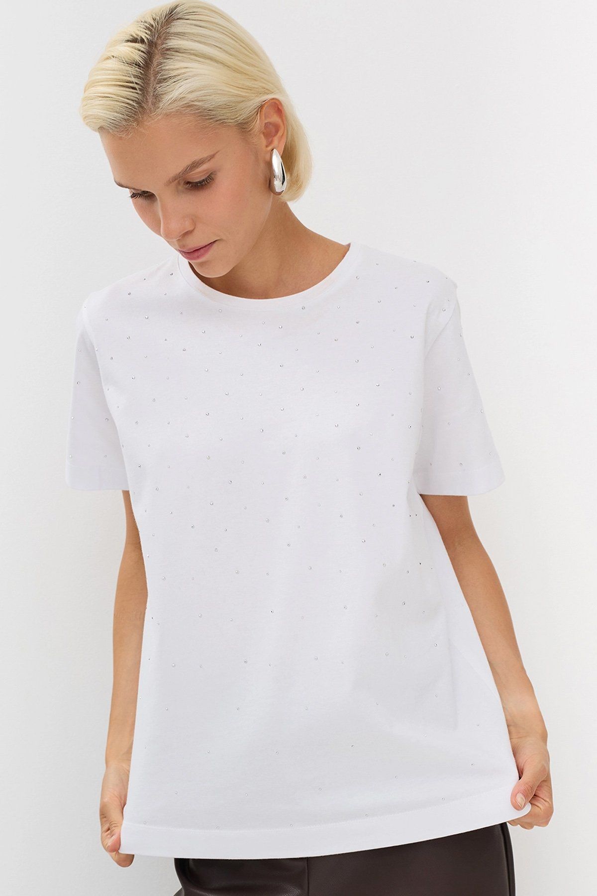 Футболка с декоративными стразами в белом цвете, 50р